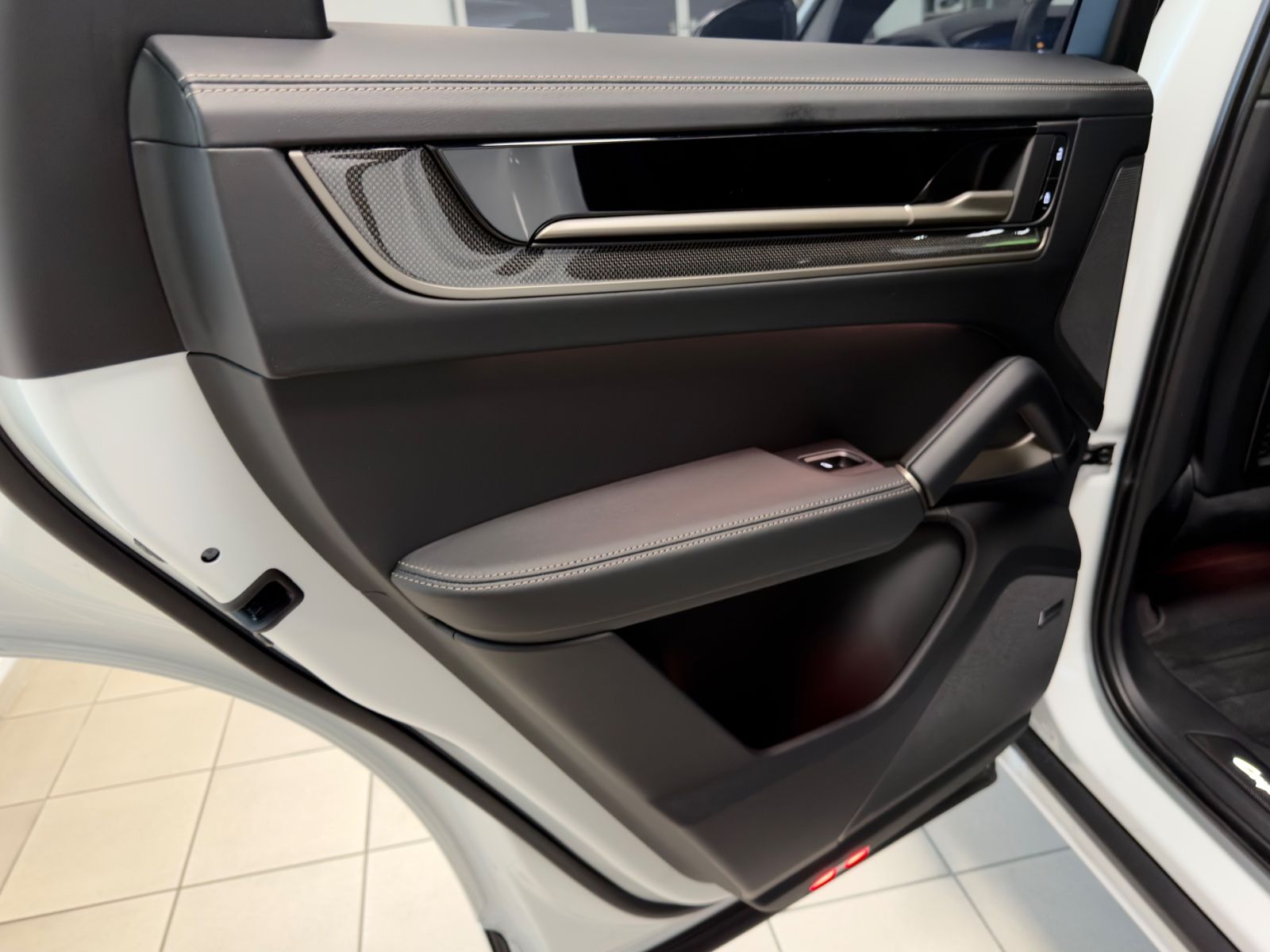 Fahrzeugabbildung Porsche CAYENNE COUPE TURBO E-HYBRID CERAMIC CARBON FULL