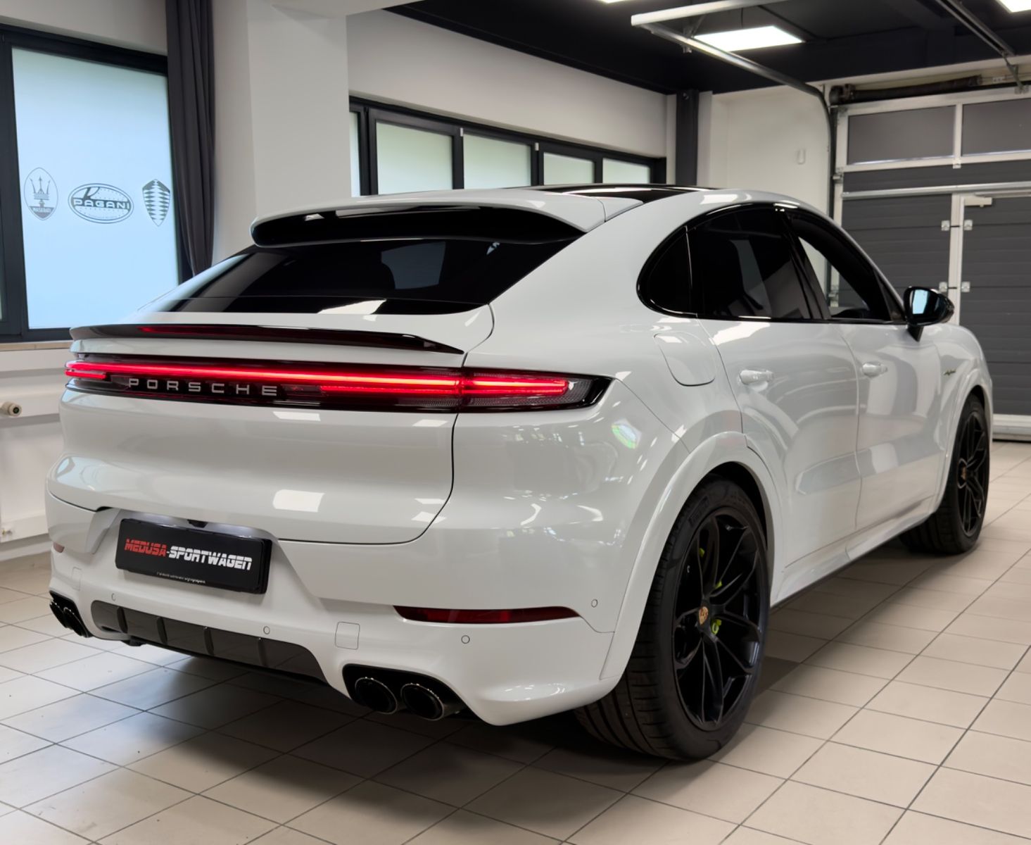Fahrzeugabbildung Porsche CAYENNE COUPE TURBO E-HYBRID CERAMIC CARBON FULL