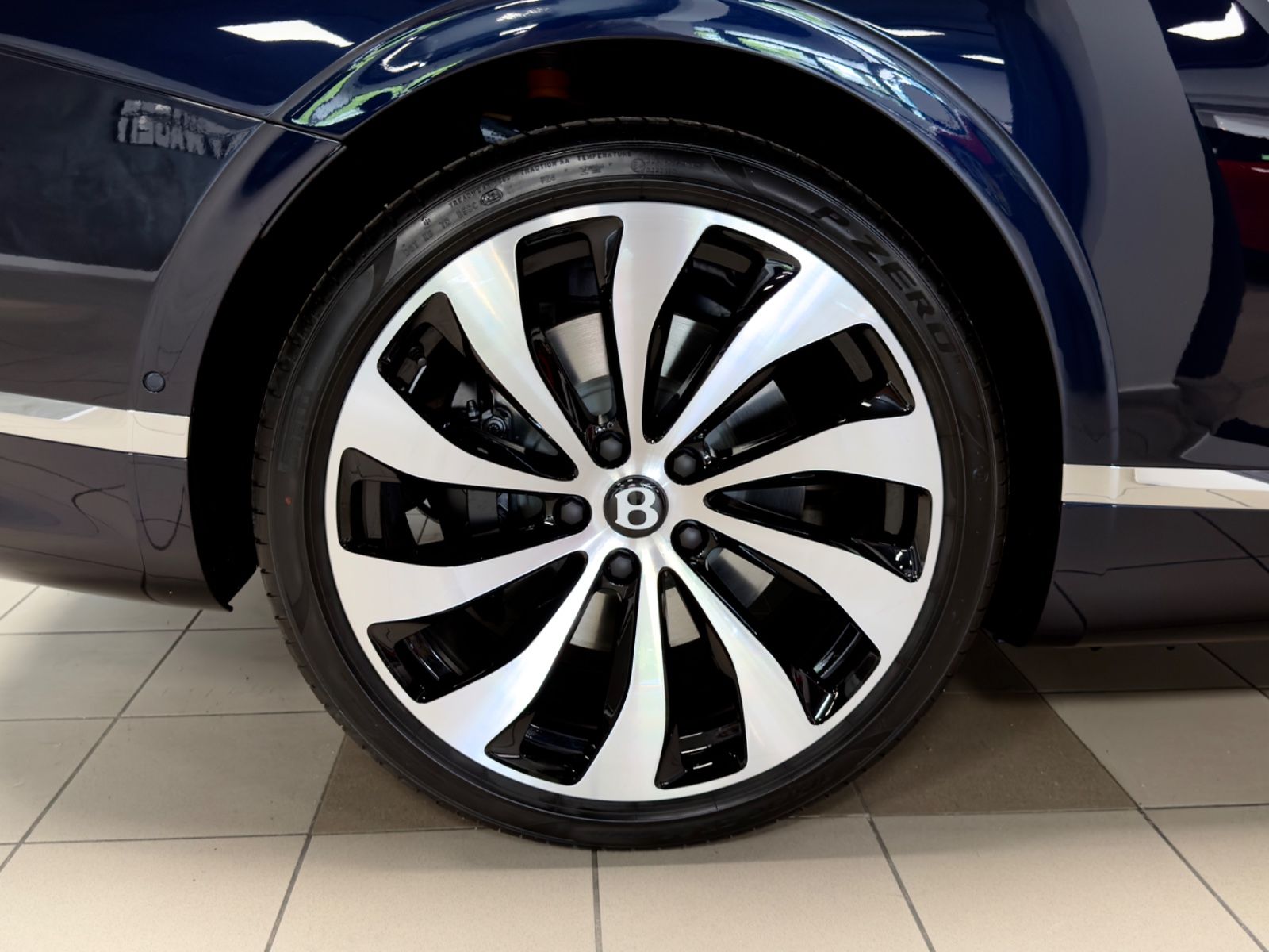 Fahrzeugabbildung Bentley CONTINENTAL GT AZURE V8 MULLINER NAIM PANO NEW!