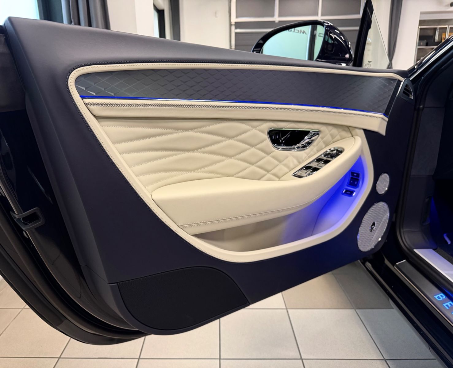 Fahrzeugabbildung Bentley CONTINENTAL GT AZURE V8 MULLINER NAIM PANO NEW!
