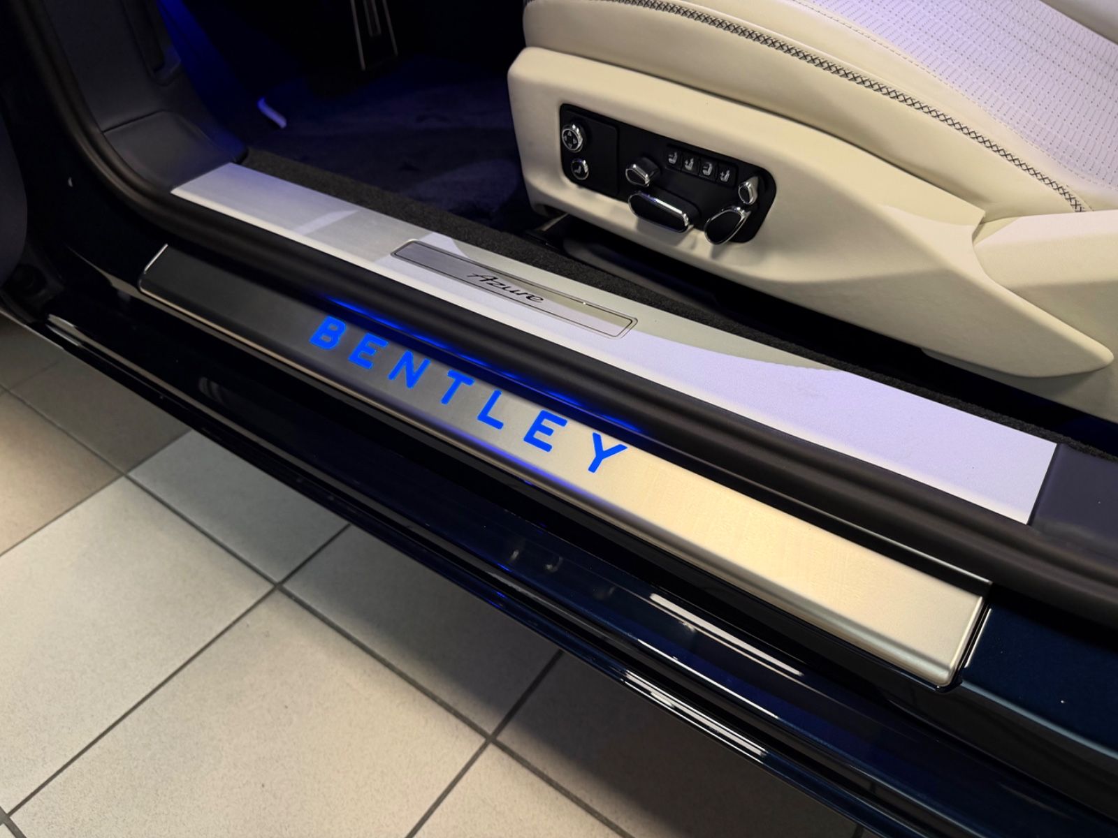 Fahrzeugabbildung Bentley CONTINENTAL GT AZURE V8 MULLINER NAIM PANO NEW!