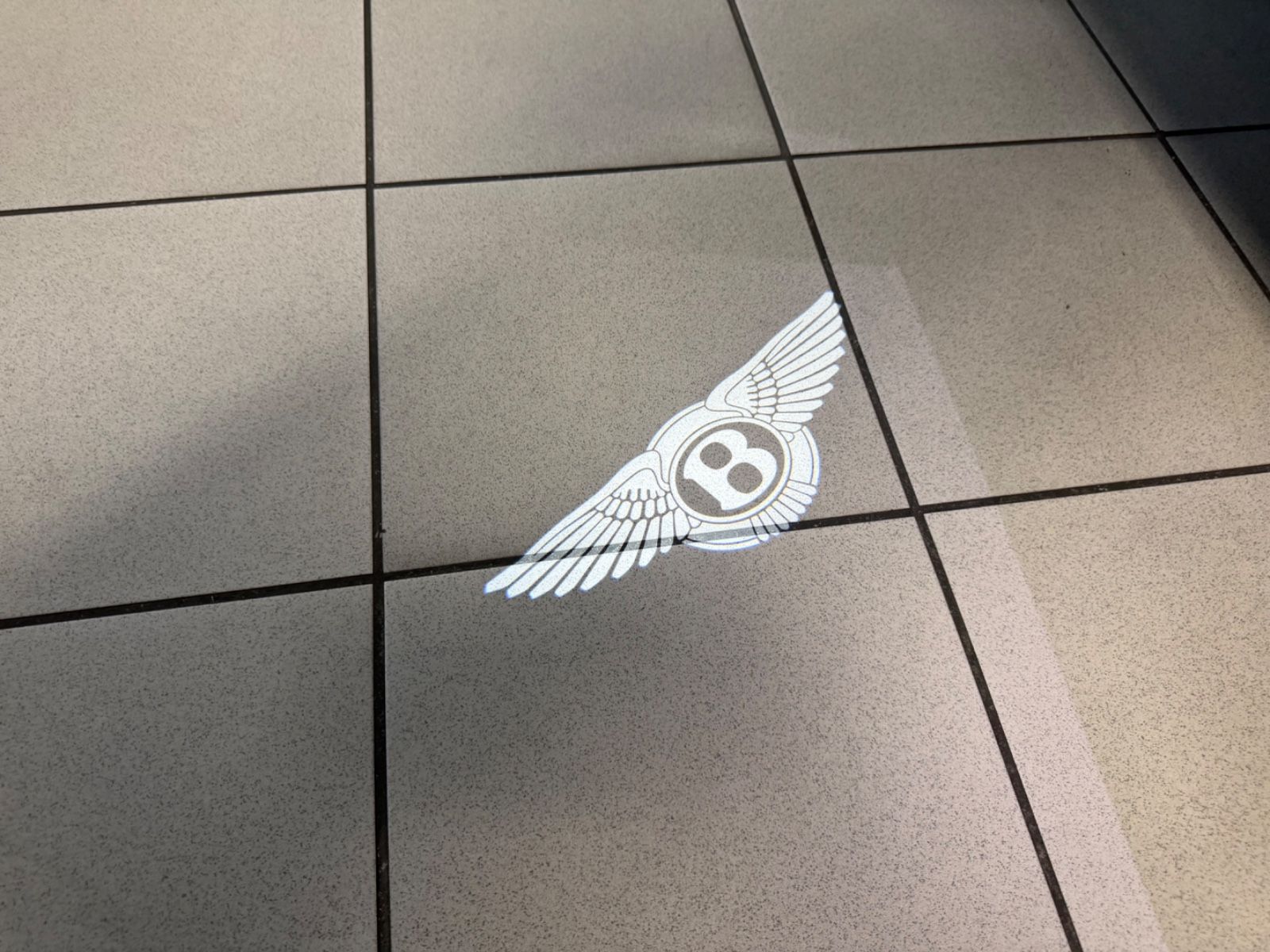 Fahrzeugabbildung Bentley CONTINENTAL GT AZURE V8 MULLINER NAIM PANO NEW!