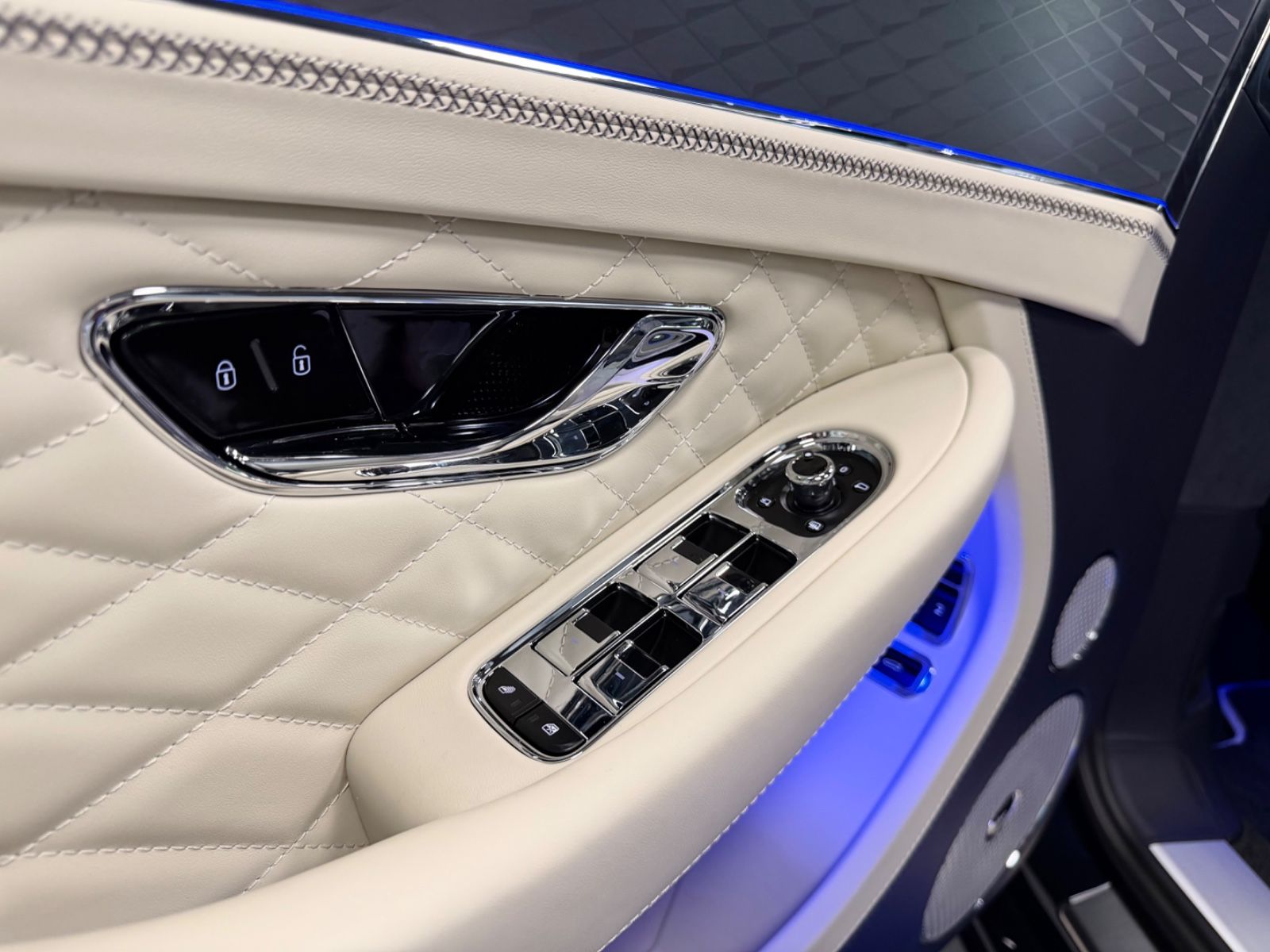 Fahrzeugabbildung Bentley CONTINENTAL GT AZURE V8 MULLINER NAIM PANO NEW!