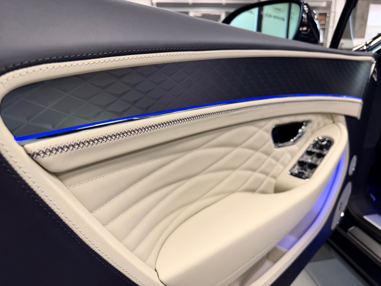 Fahrzeugabbildung Bentley CONTINENTAL GT AZURE V8 MULLINER NAIM PANO NEW!