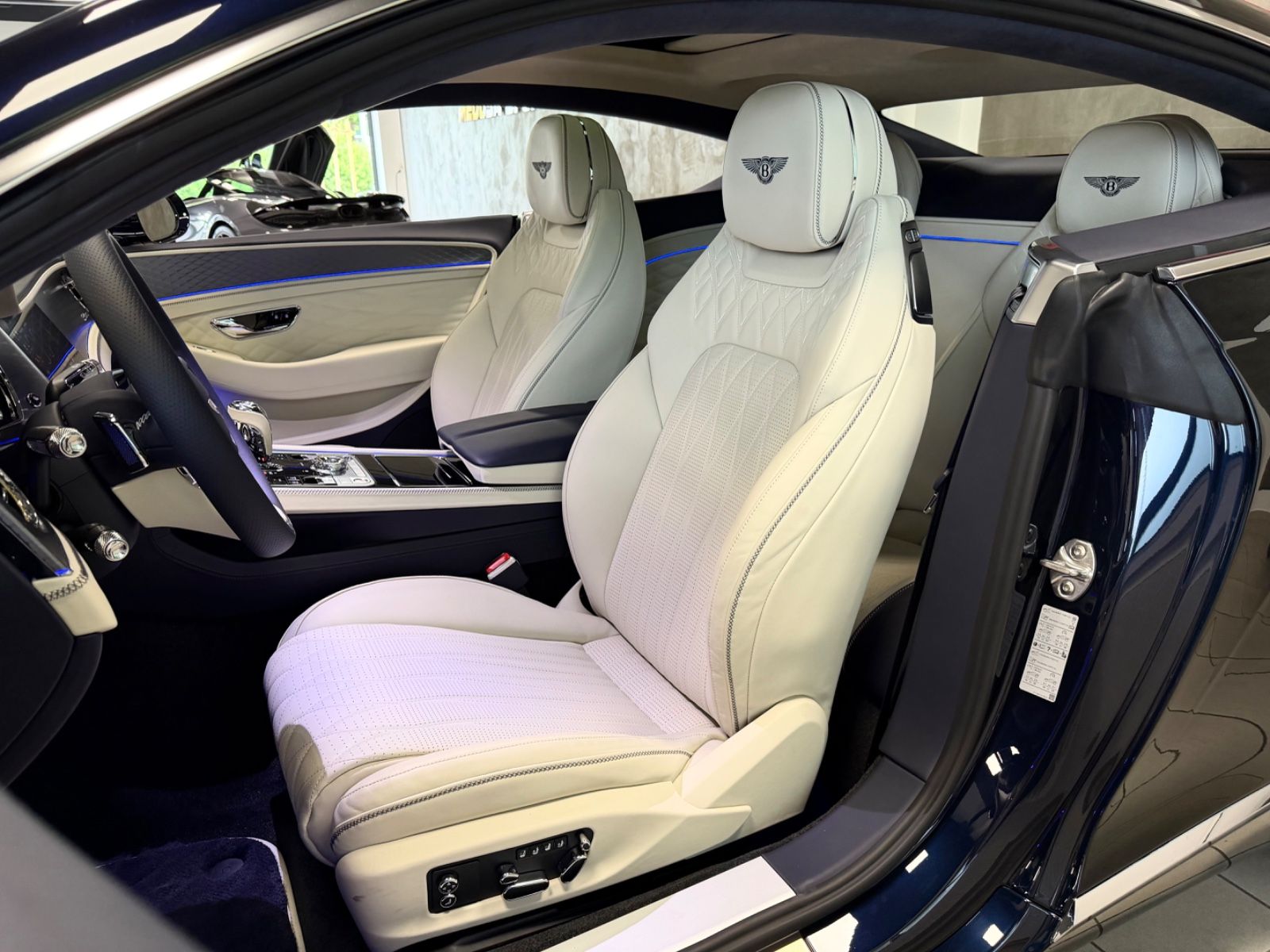 Fahrzeugabbildung Bentley CONTINENTAL GT AZURE V8 MULLINER NAIM PANO NEW!