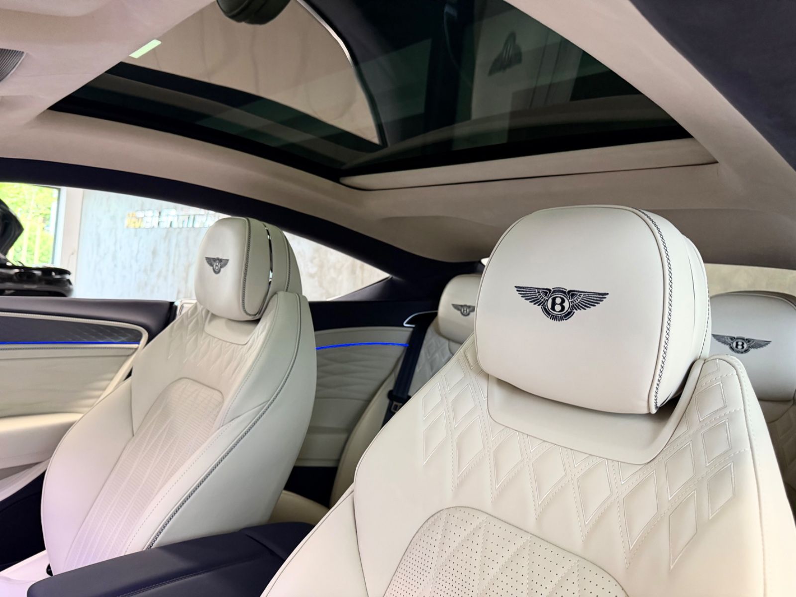 Fahrzeugabbildung Bentley CONTINENTAL GT AZURE V8 MULLINER NAIM PANO NEW!