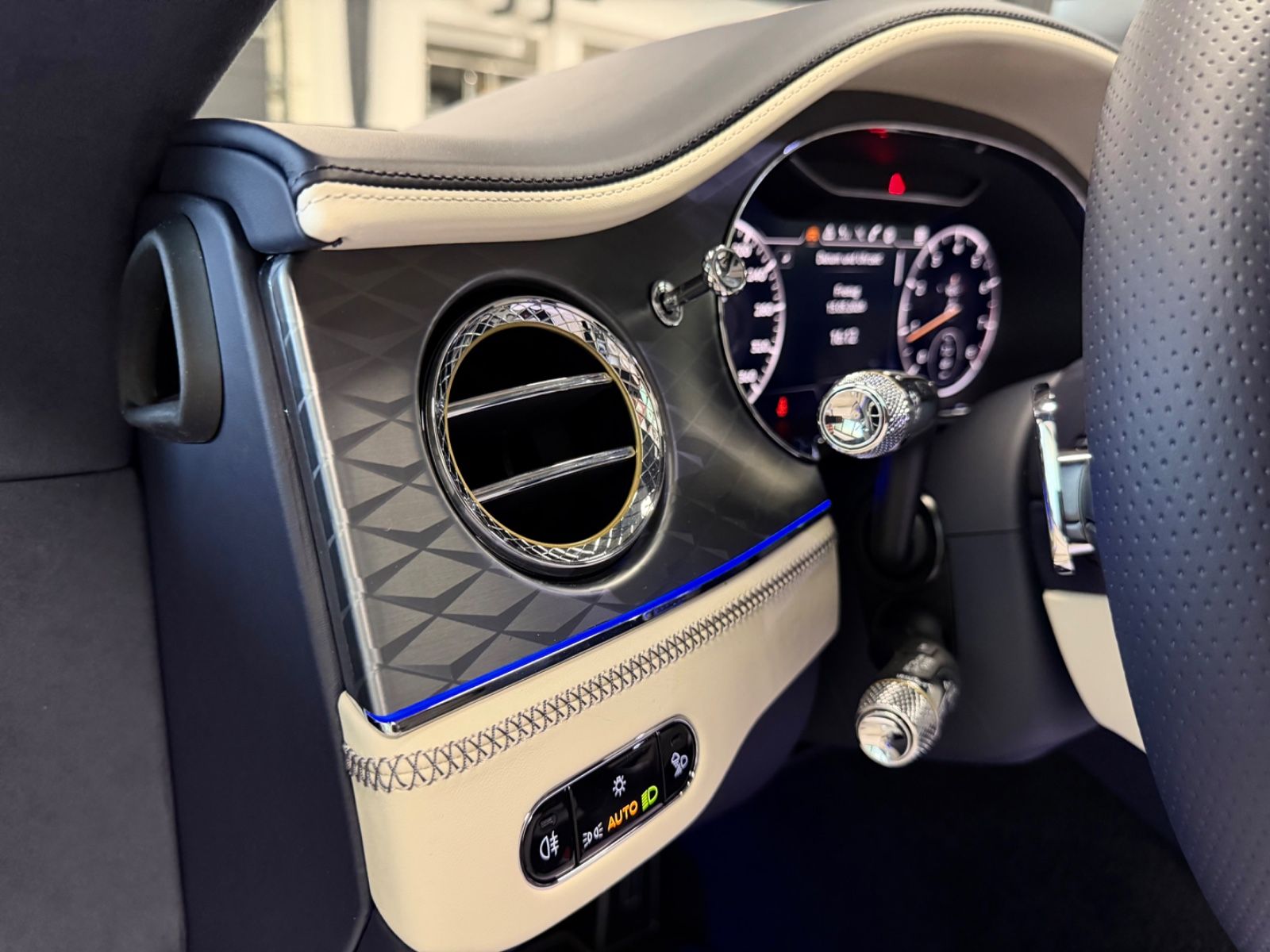 Fahrzeugabbildung Bentley CONTINENTAL GT AZURE V8 MULLINER NAIM PANO NEW!