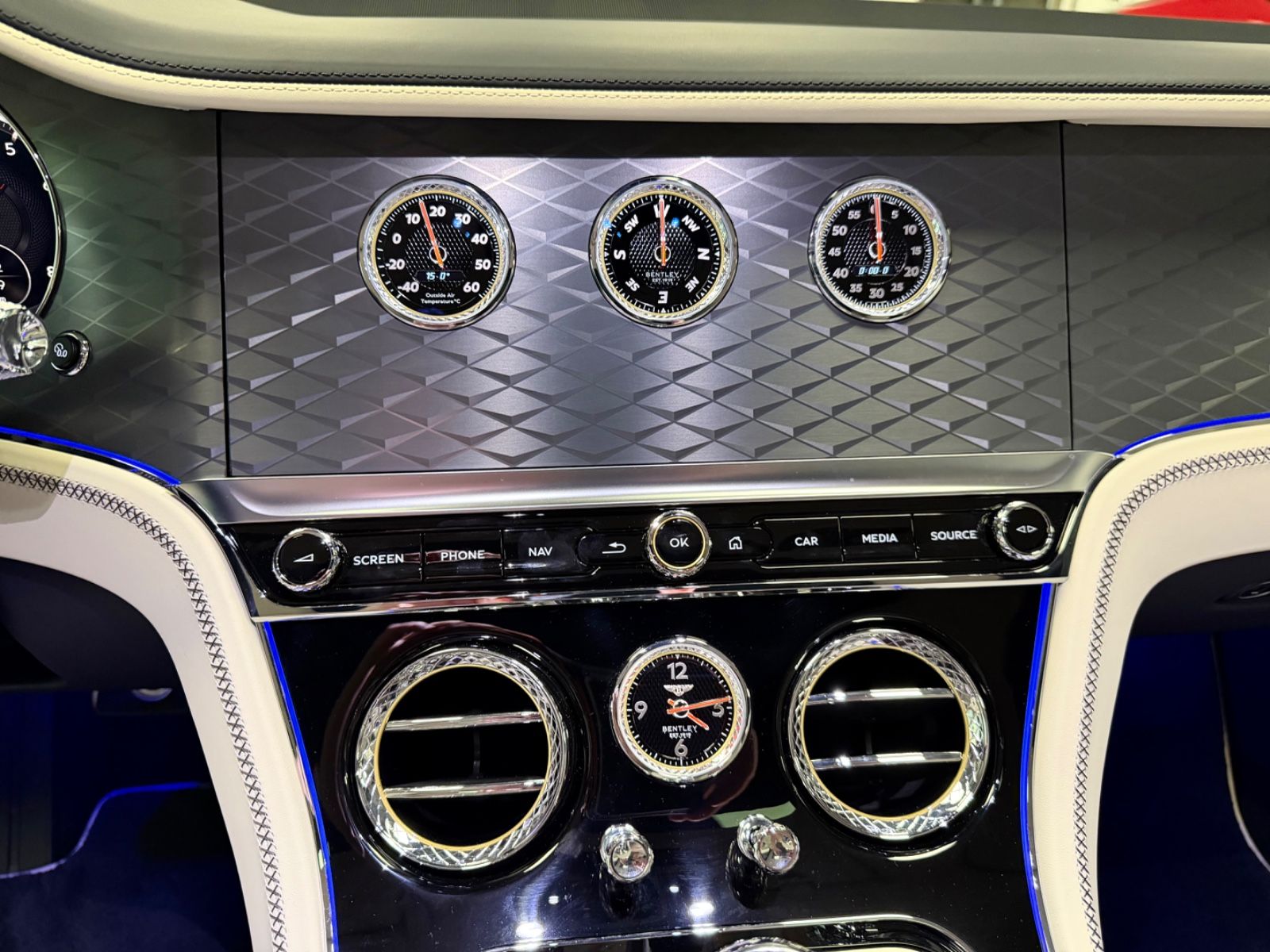 Fahrzeugabbildung Bentley CONTINENTAL GT AZURE V8 MULLINER NAIM PANO NEW!