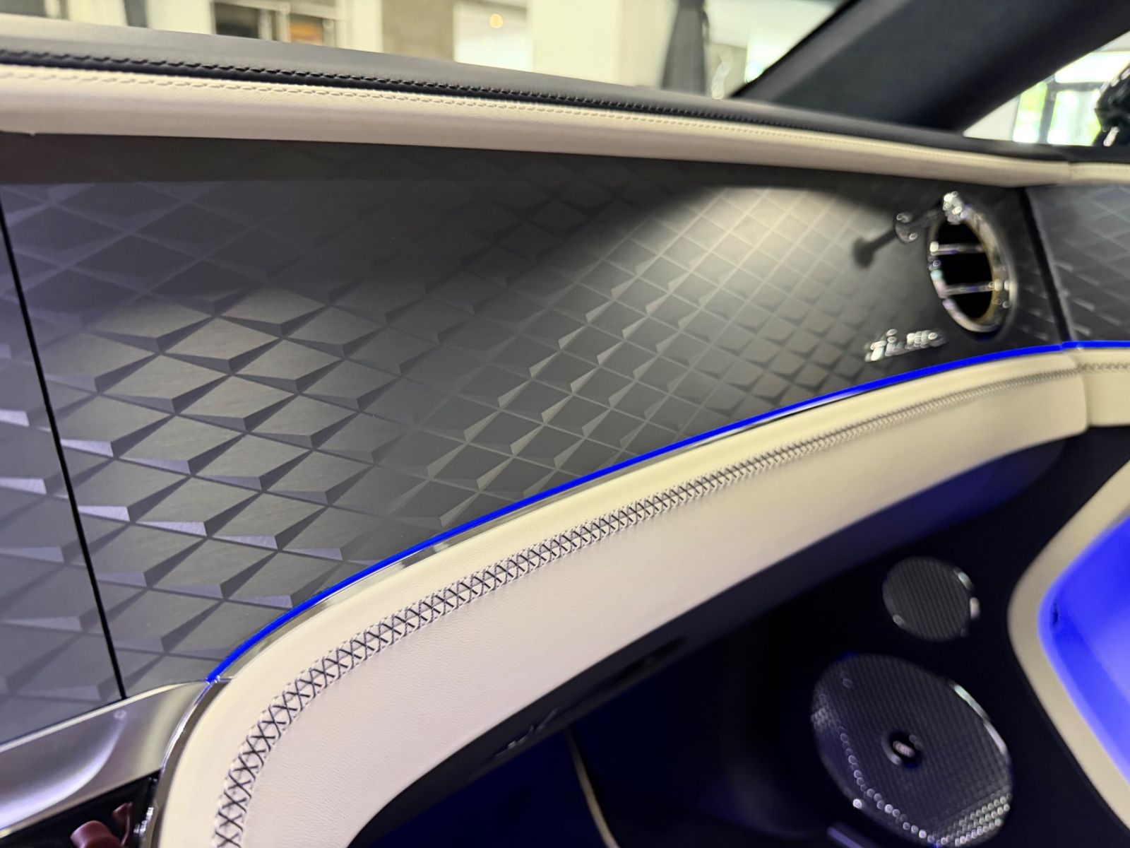 Fahrzeugabbildung Bentley CONTINENTAL GT AZURE V8 MULLINER NAIM PANO NEW!