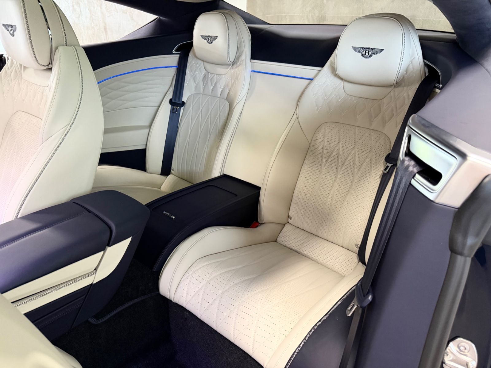 Fahrzeugabbildung Bentley CONTINENTAL GT AZURE V8 MULLINER NAIM PANO NEW!