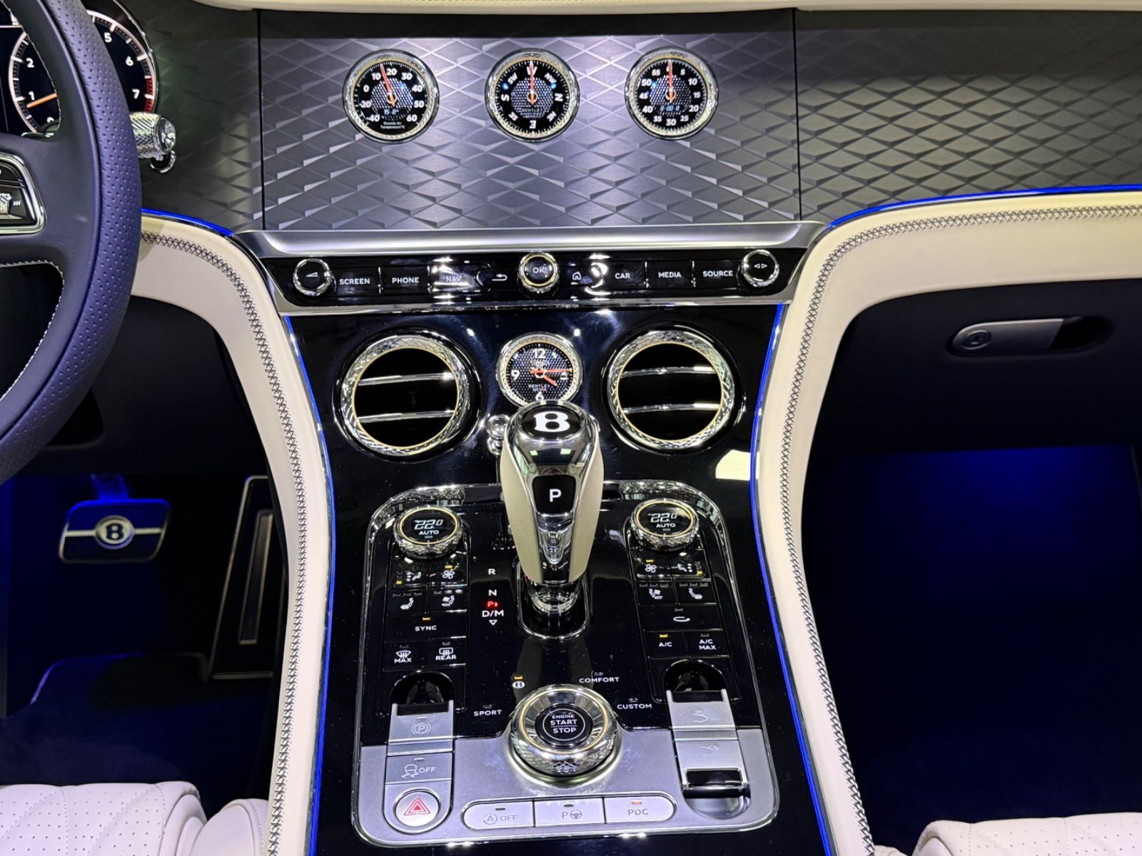 Fahrzeugabbildung Bentley CONTINENTAL GT AZURE V8 MULLINER NAIM PANO NEW!