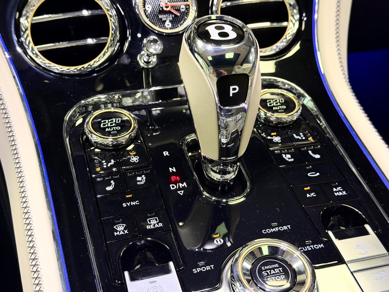 Fahrzeugabbildung Bentley CONTINENTAL GT AZURE V8 MULLINER NAIM PANO NEW!
