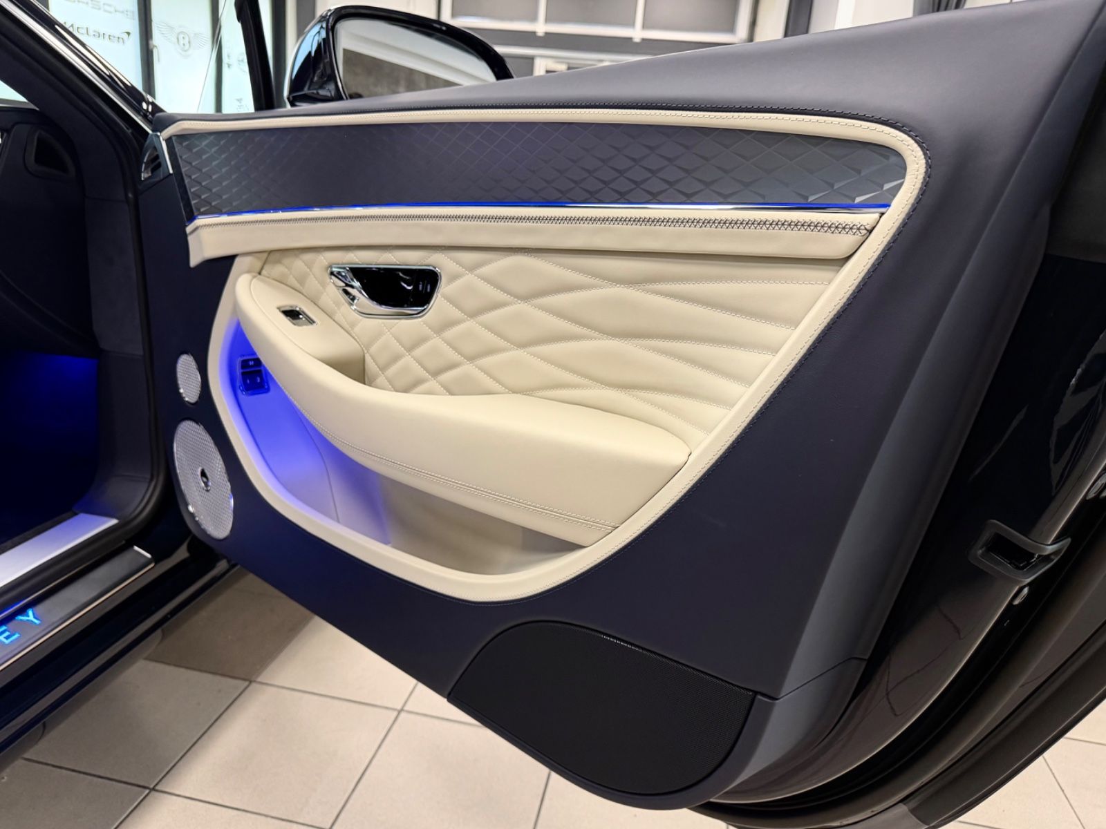 Fahrzeugabbildung Bentley CONTINENTAL GT AZURE V8 MULLINER NAIM PANO NEW!