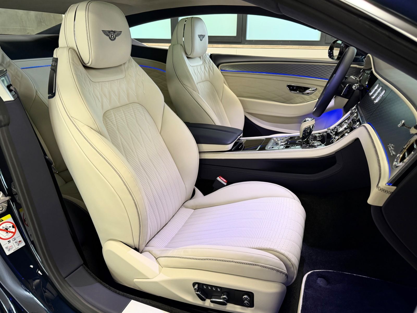 Fahrzeugabbildung Bentley CONTINENTAL GT AZURE V8 MULLINER NAIM PANO NEW!