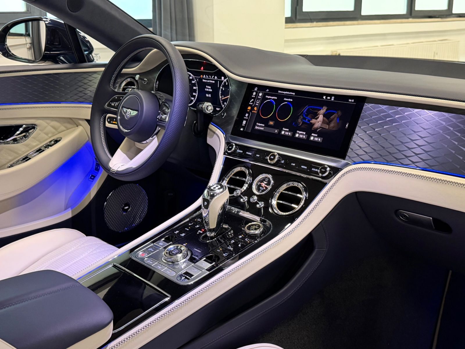 Fahrzeugabbildung Bentley CONTINENTAL GT AZURE V8 MULLINER NAIM PANO NEW!