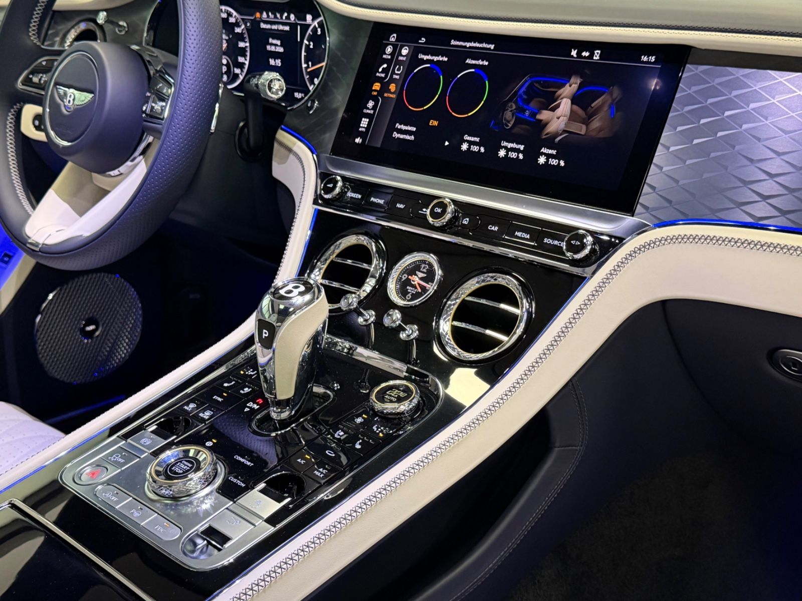 Fahrzeugabbildung Bentley CONTINENTAL GT AZURE V8 MULLINER NAIM PANO NEW!