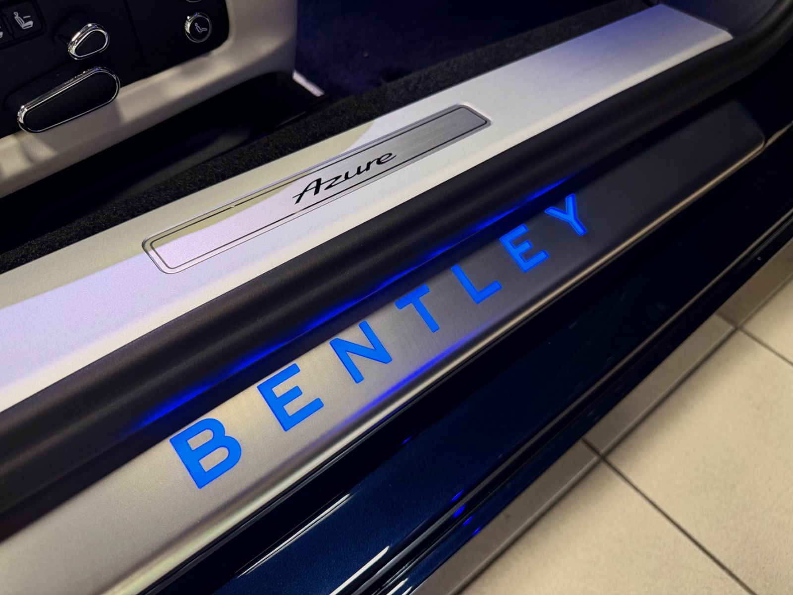 Fahrzeugabbildung Bentley CONTINENTAL GT AZURE V8 MULLINER NAIM PANO NEW!