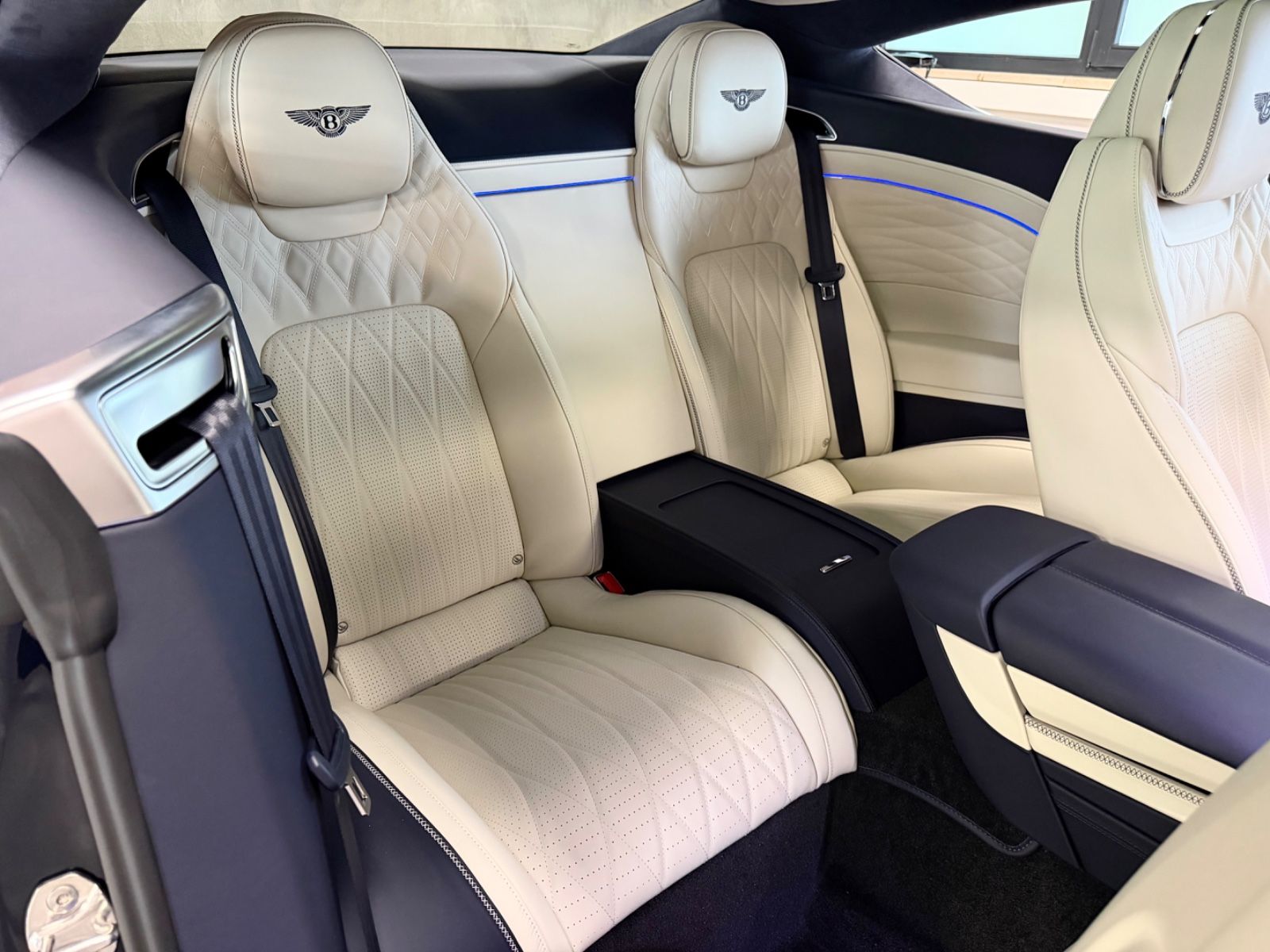 Fahrzeugabbildung Bentley CONTINENTAL GT AZURE V8 MULLINER NAIM PANO NEW!
