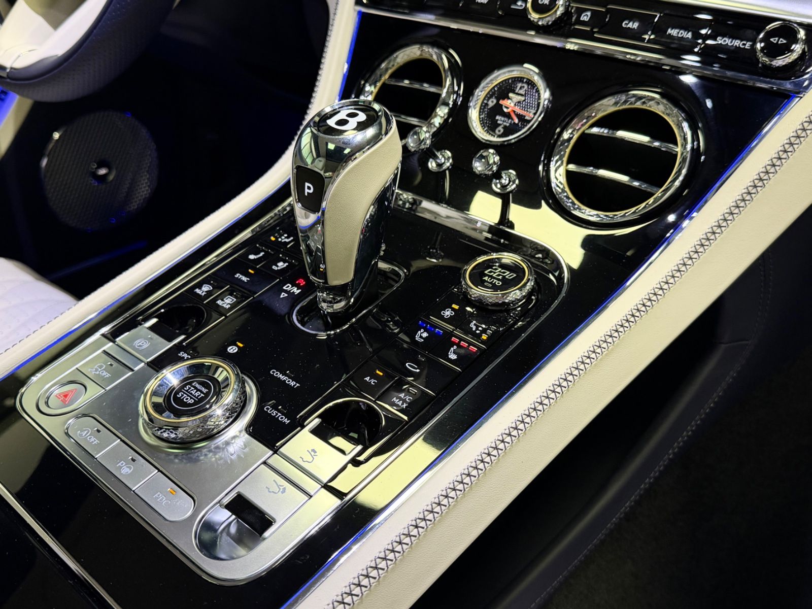 Fahrzeugabbildung Bentley CONTINENTAL GT AZURE V8 MULLINER NAIM PANO NEW!