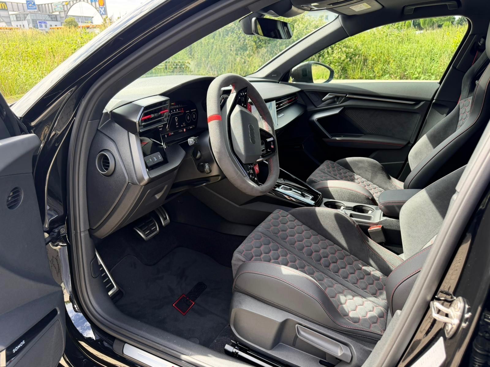 Fahrzeugabbildung Audi RS3 SPORTBACK CERAMIC CARBON EXT&INT PANO FULL!