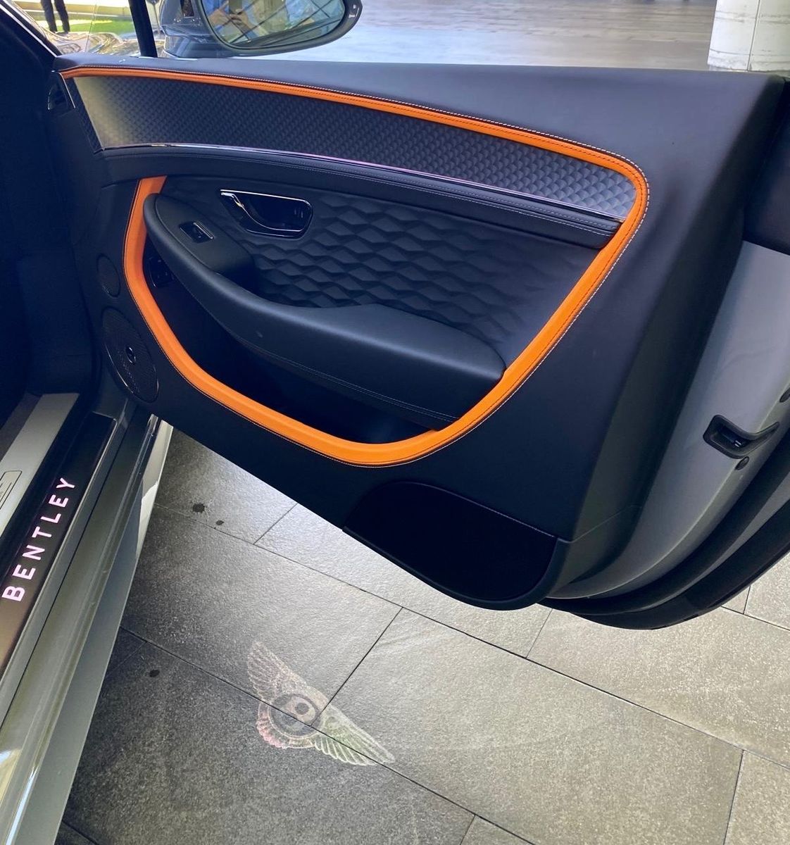 Fahrzeugabbildung Bentley CONTINENTAL GT SPEED CARBONCERAMIC MANDARIN FULL