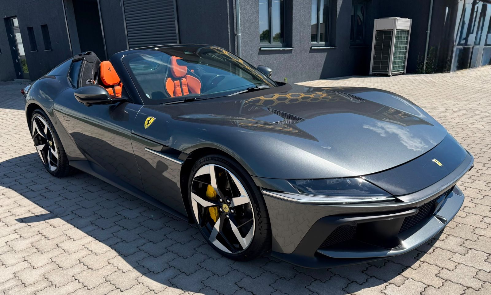 Fahrzeugabbildung Ferrari 12 CILINDRI SPIDER ORANGEINT LIFT CARBON 26 FULL