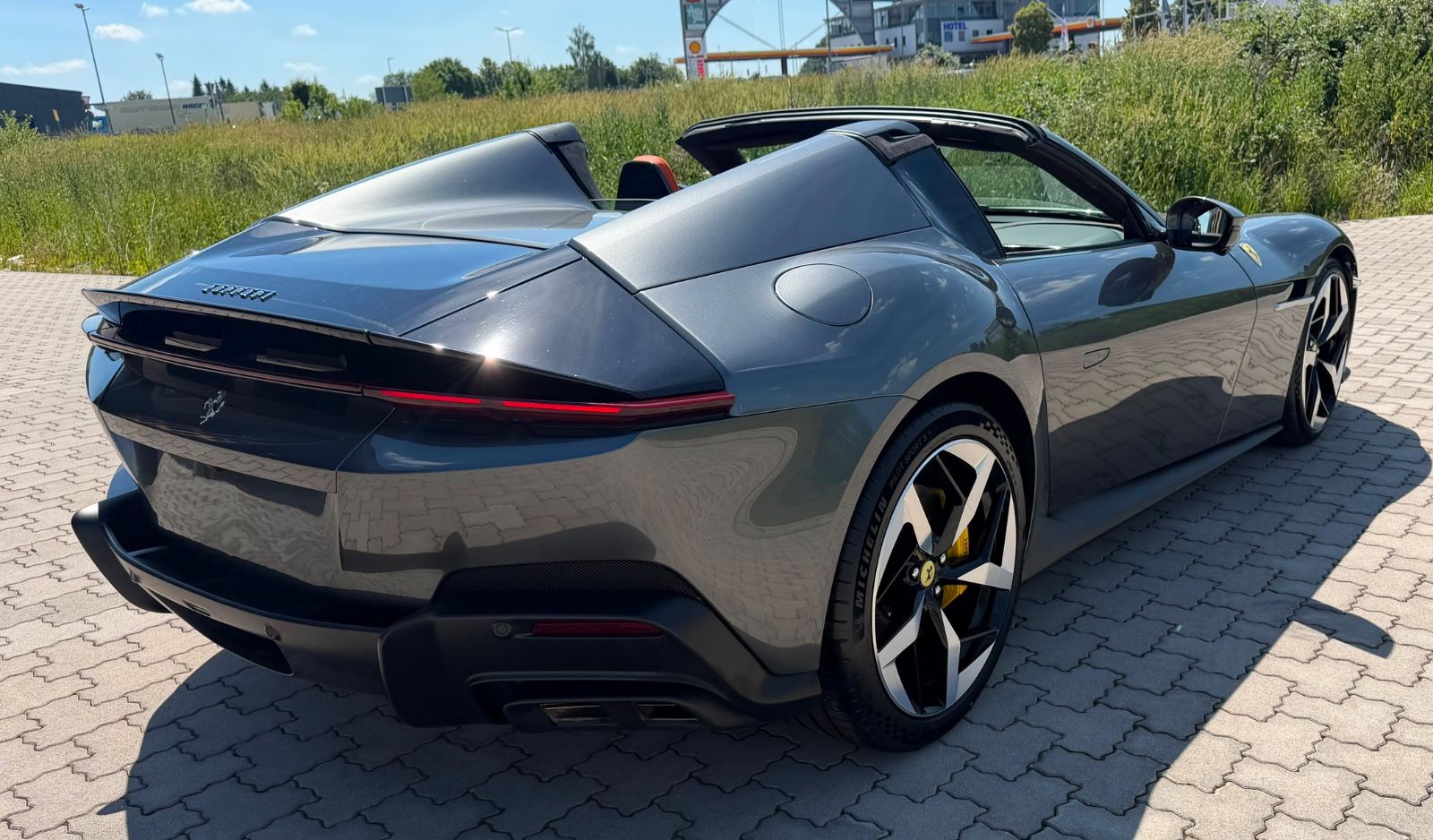 Fahrzeugabbildung Ferrari 12 CILINDRI SPIDER ORANGEINT LIFT CARBON 26 FULL