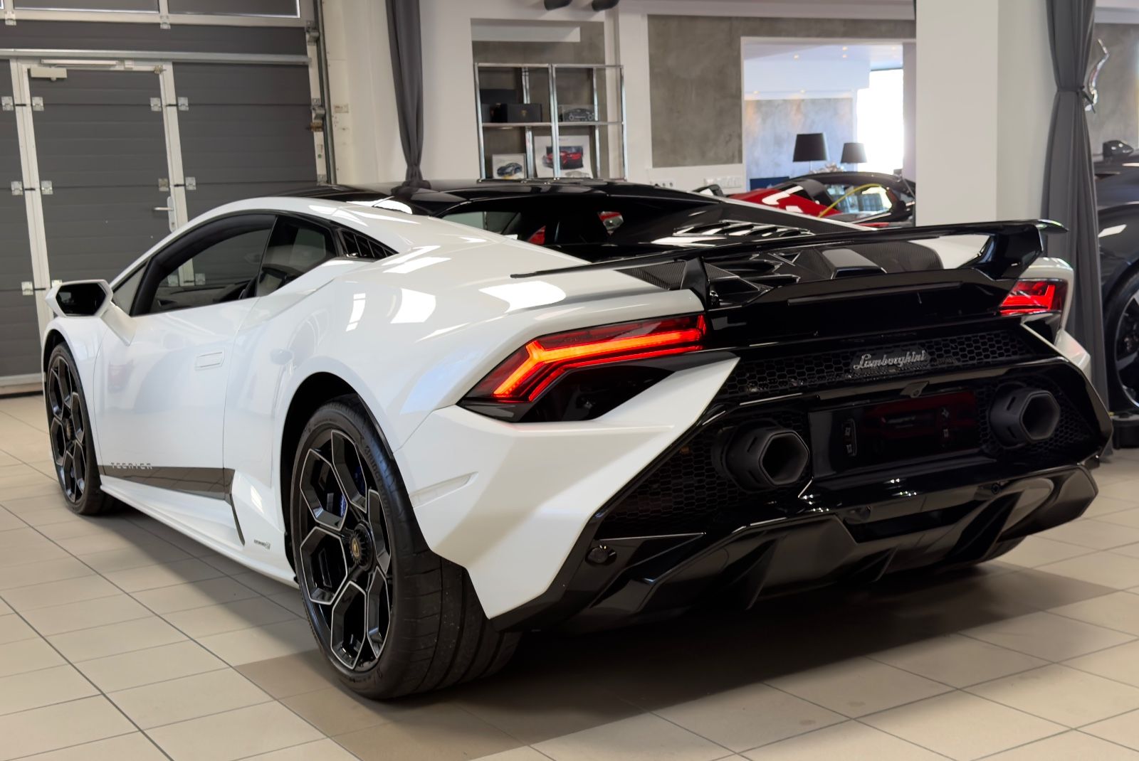 Fahrzeugabbildung Lamborghini HURACAN TECNICA CARBON EXT&INT SENSONUM FULLOPT!