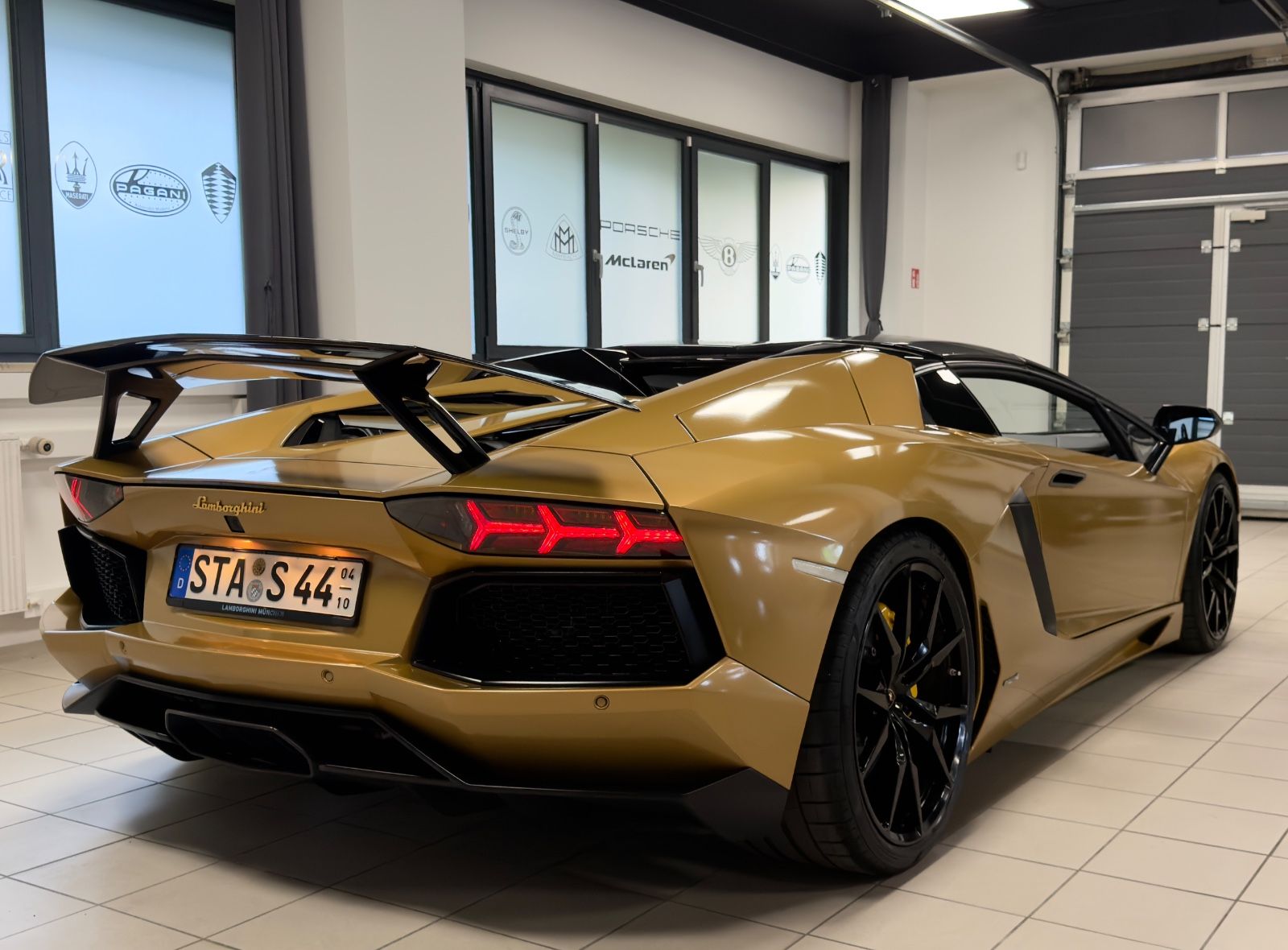 Fahrzeugabbildung Lamborghini AVENTADOR LP 700-4 ROADSTER NOVITEC EINZELSTÜCK!