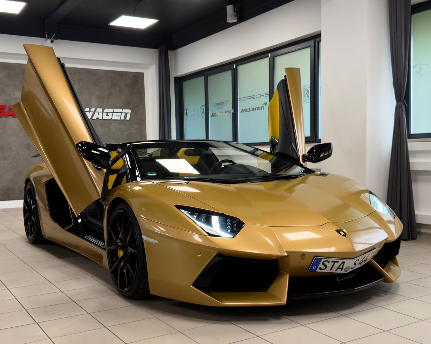 Fahrzeugabbildung Lamborghini AVENTADOR LP 700-4 ROADSTER NOVITEC EINZELSTÜCK!