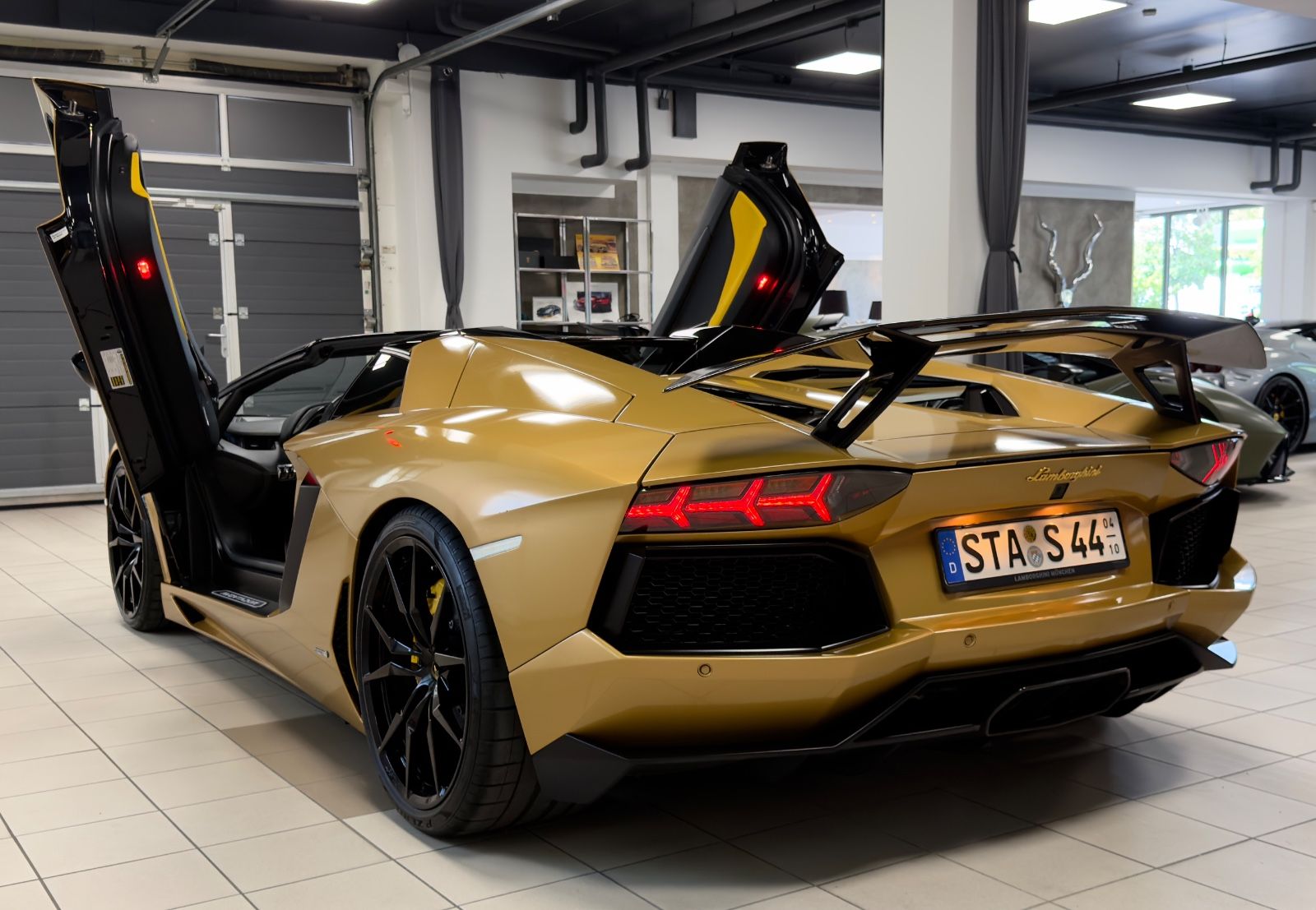 Fahrzeugabbildung Lamborghini AVENTADOR LP 700-4 ROADSTER NOVITEC EINZELSTÜCK!
