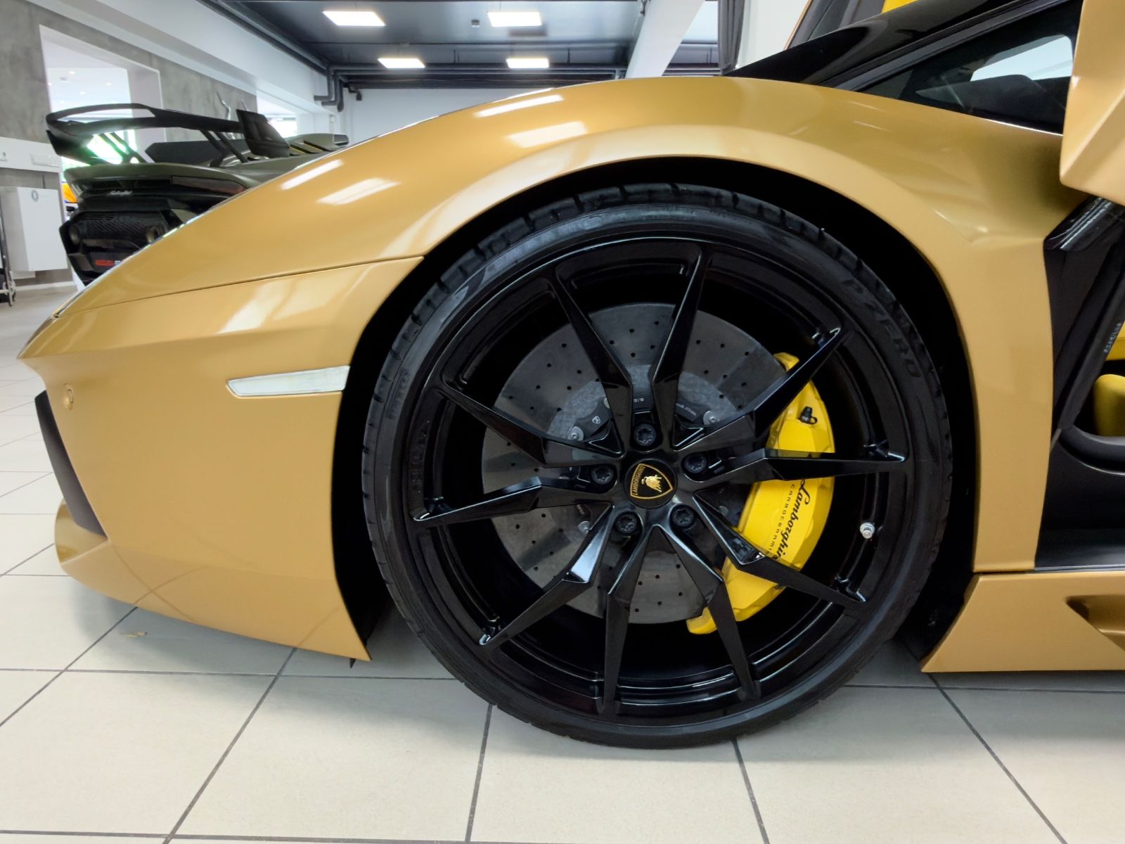 Fahrzeugabbildung Lamborghini AVENTADOR LP 700-4 ROADSTER NOVITEC EINZELSTÜCK!