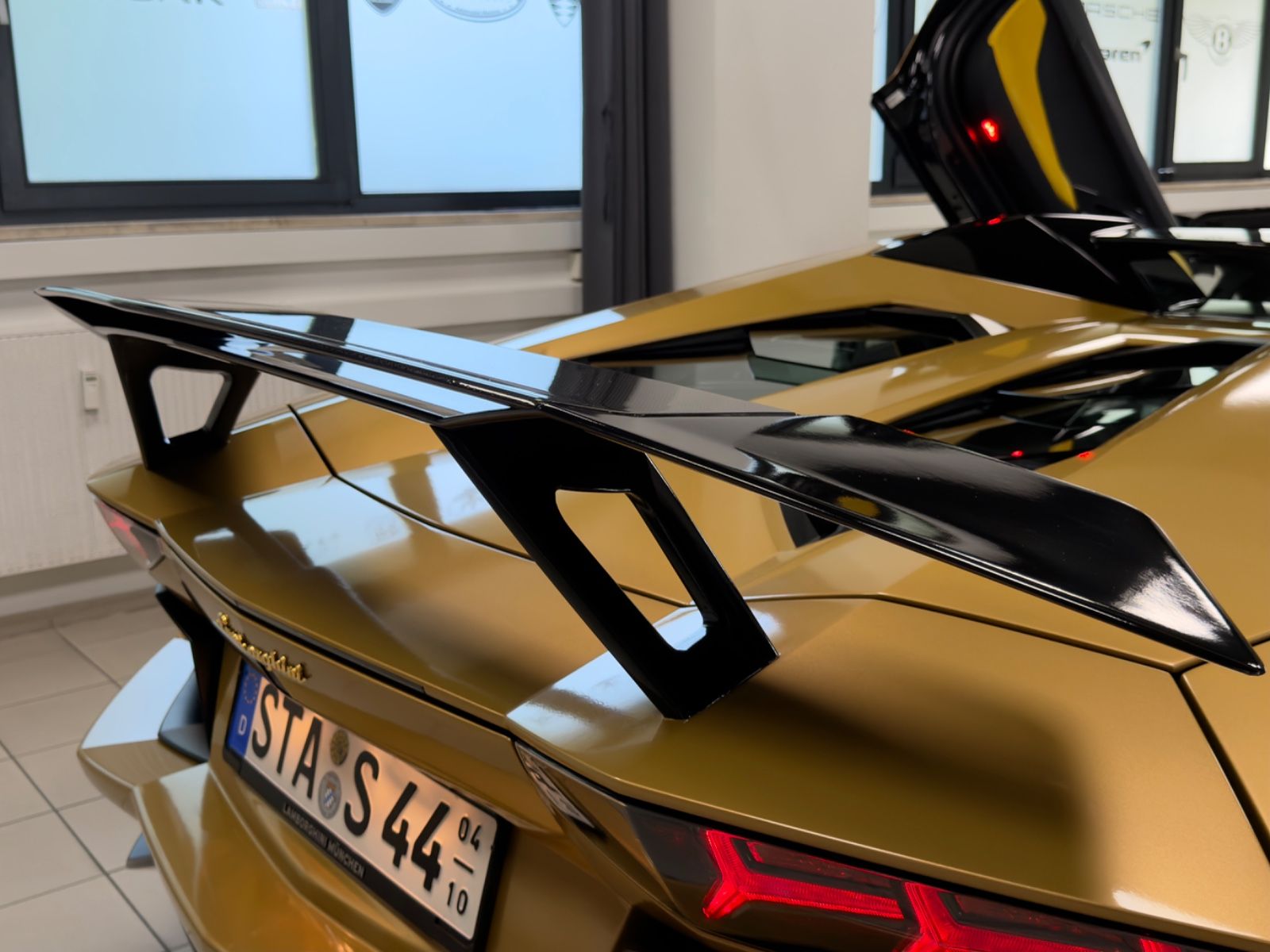 Fahrzeugabbildung Lamborghini AVENTADOR LP 700-4 ROADSTER NOVITEC EINZELSTÜCK!
