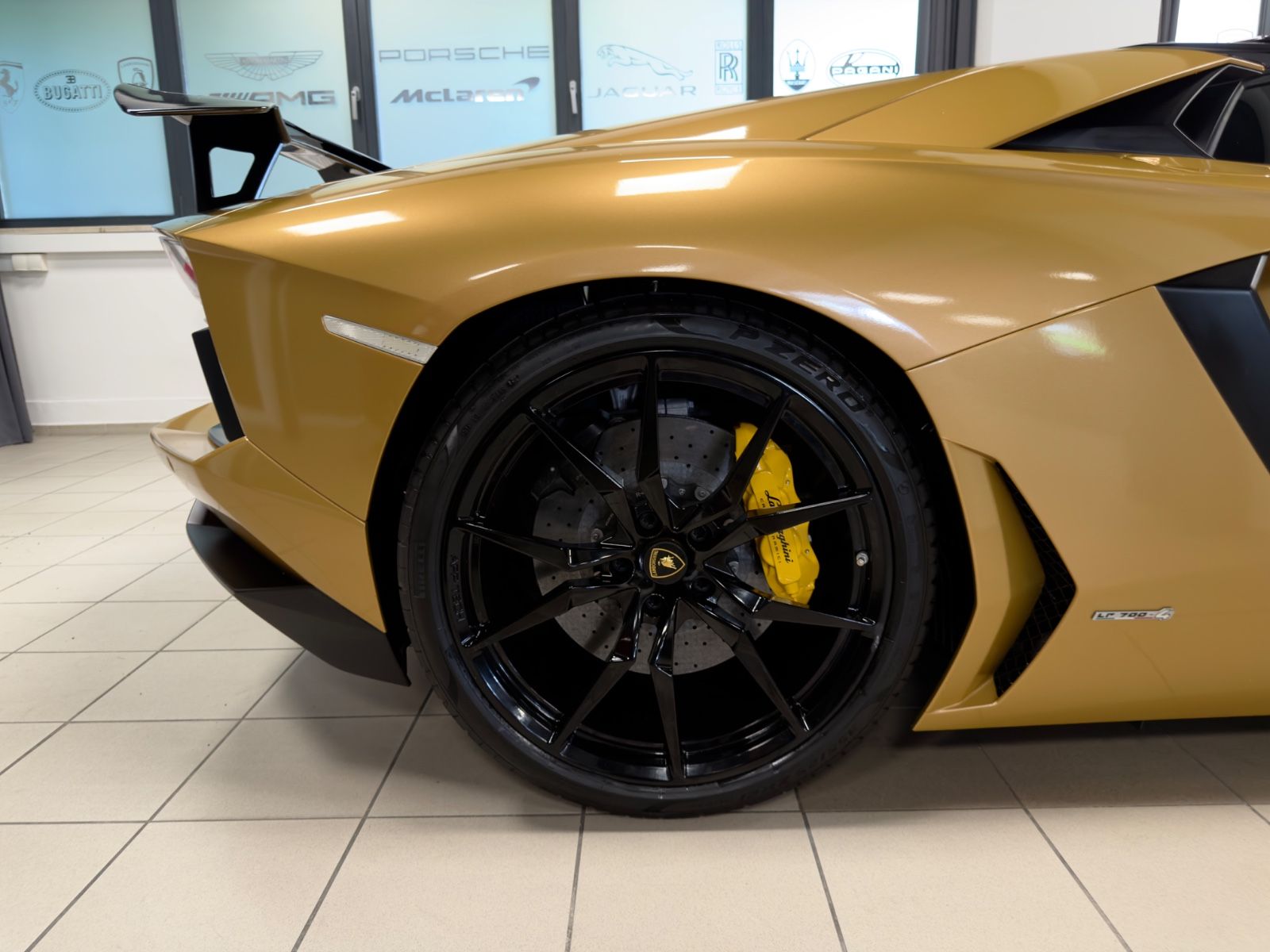 Fahrzeugabbildung Lamborghini AVENTADOR LP 700-4 ROADSTER NOVITEC EINZELSTÜCK!