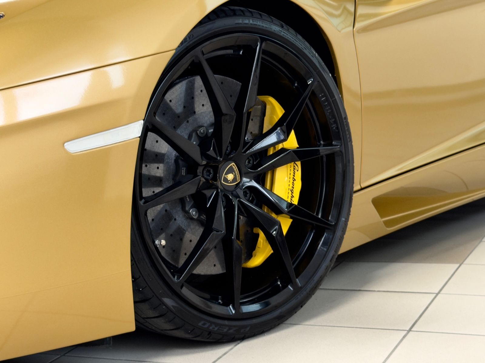 Fahrzeugabbildung Lamborghini AVENTADOR LP 700-4 ROADSTER NOVITEC EINZELSTÜCK!