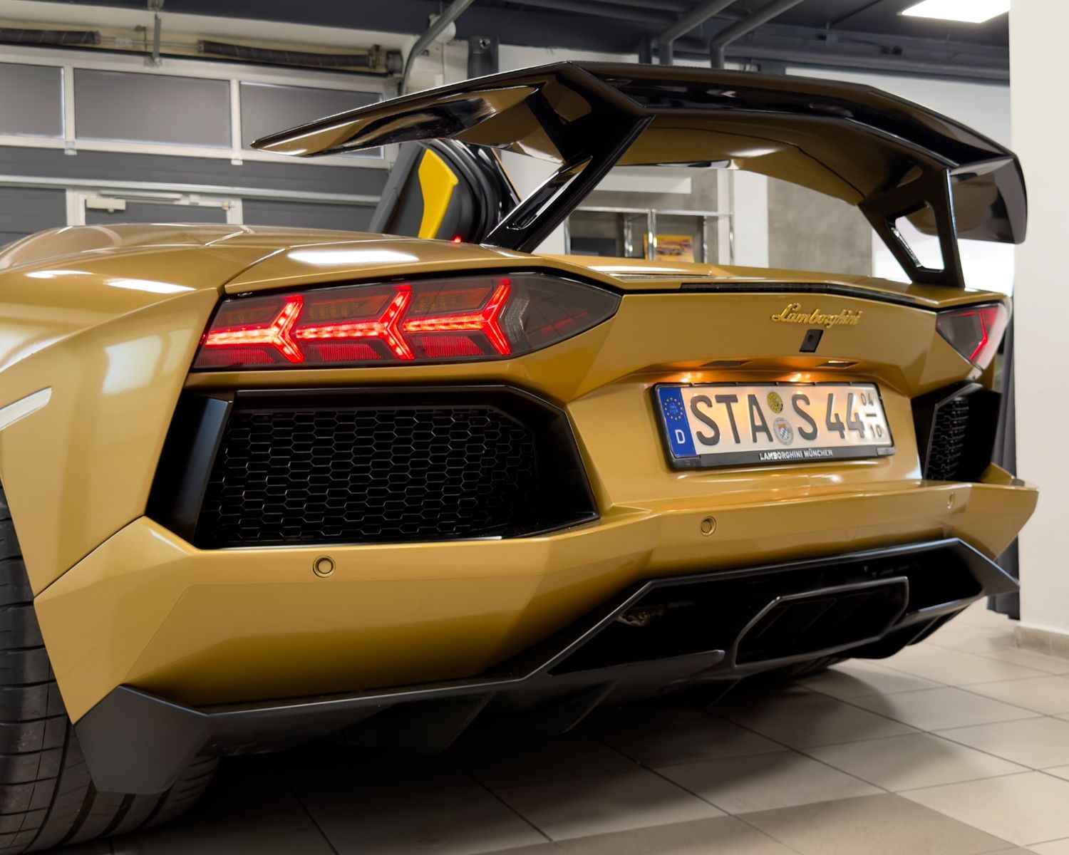 Fahrzeugabbildung Lamborghini AVENTADOR LP 700-4 ROADSTER NOVITEC EINZELSTÜCK!