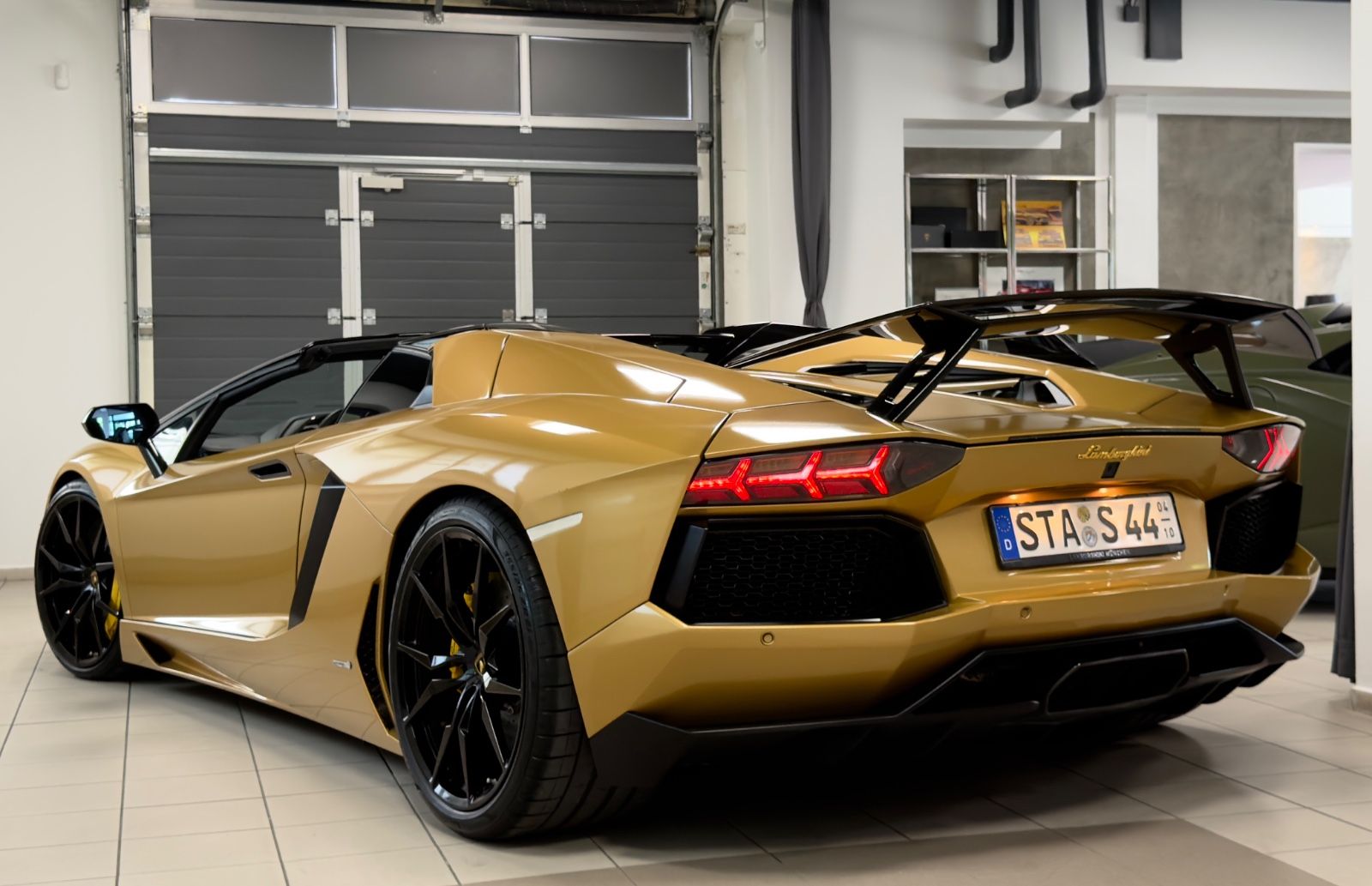 Fahrzeugabbildung Lamborghini AVENTADOR LP 700-4 ROADSTER NOVITEC EINZELSTÜCK!