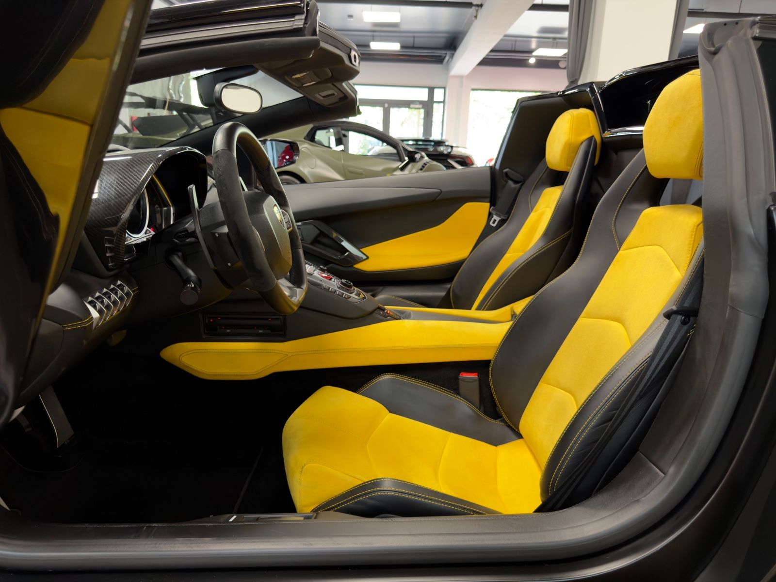 Fahrzeugabbildung Lamborghini AVENTADOR LP 700-4 ROADSTER NOVITEC EINZELSTÜCK!