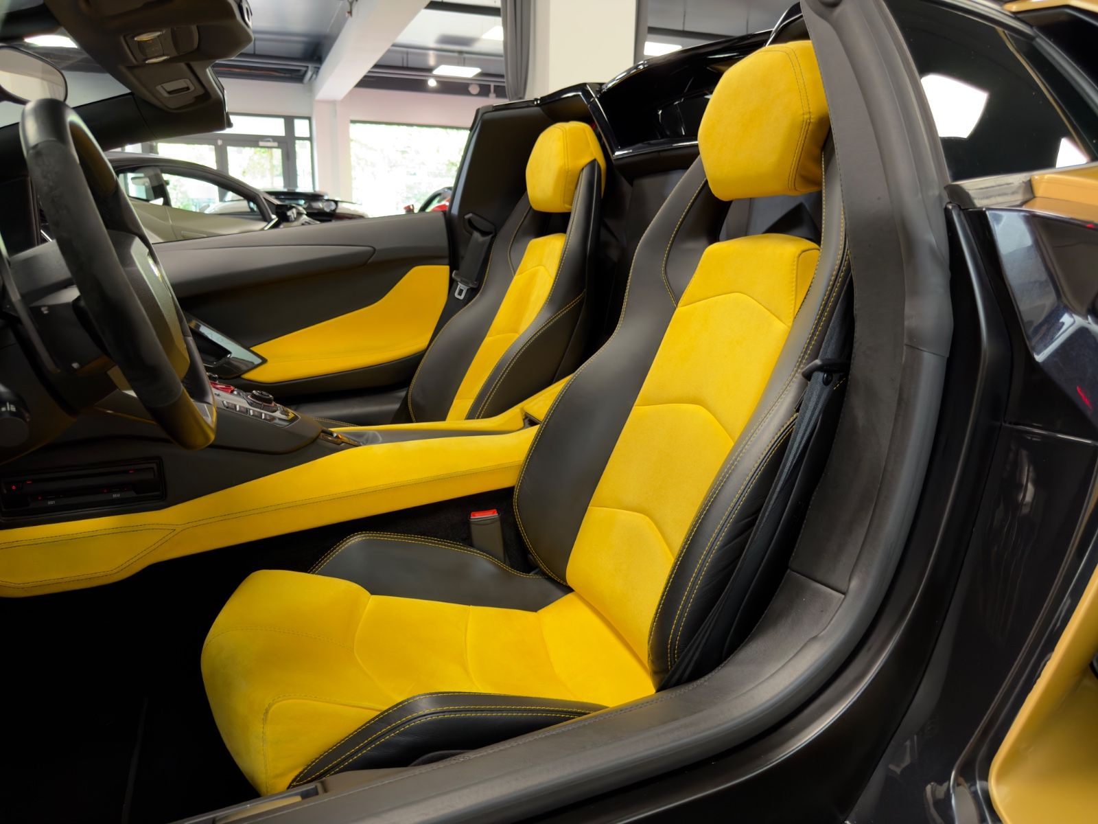 Fahrzeugabbildung Lamborghini AVENTADOR LP 700-4 ROADSTER NOVITEC EINZELSTÜCK!