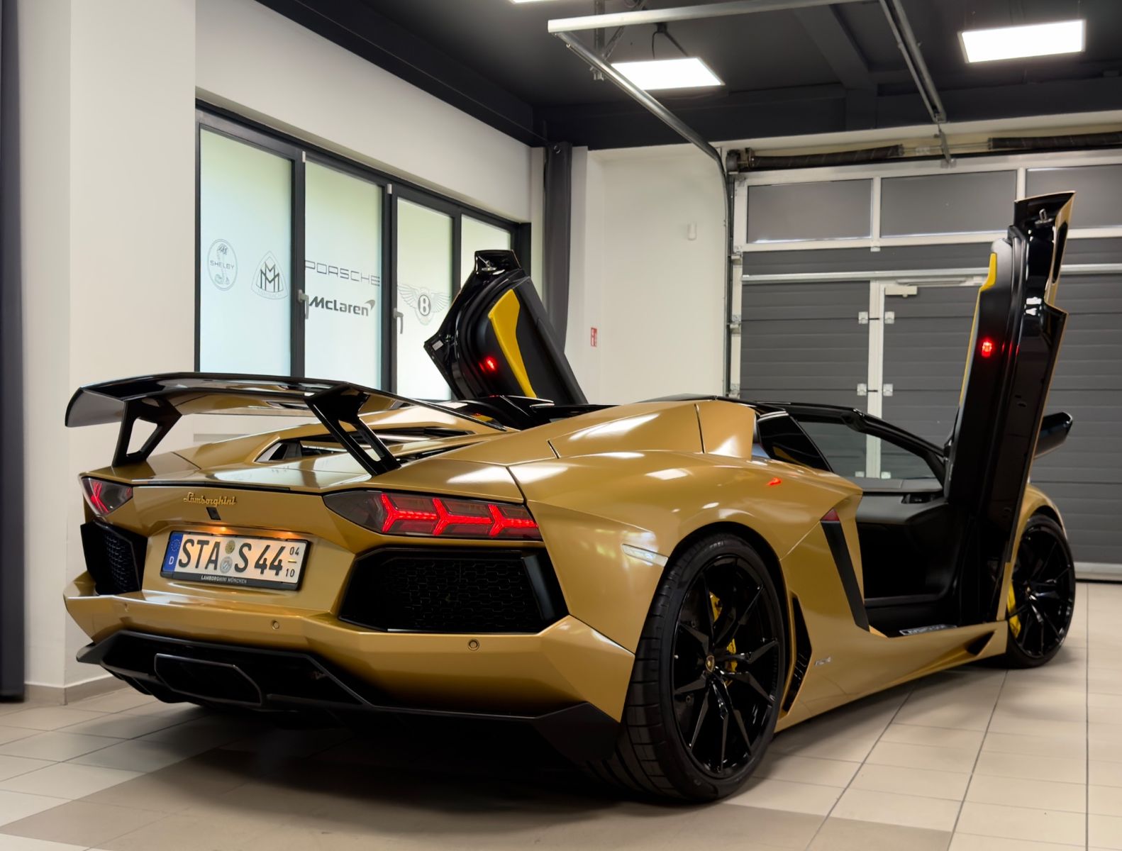 Fahrzeugabbildung Lamborghini AVENTADOR LP 700-4 ROADSTER NOVITEC EINZELSTÜCK!