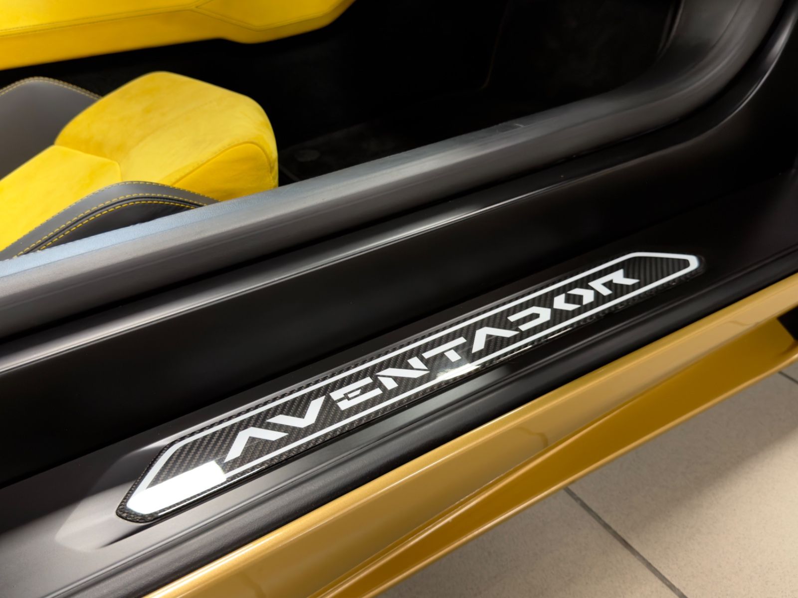 Fahrzeugabbildung Lamborghini AVENTADOR LP 700-4 ROADSTER NOVITEC EINZELSTÜCK!