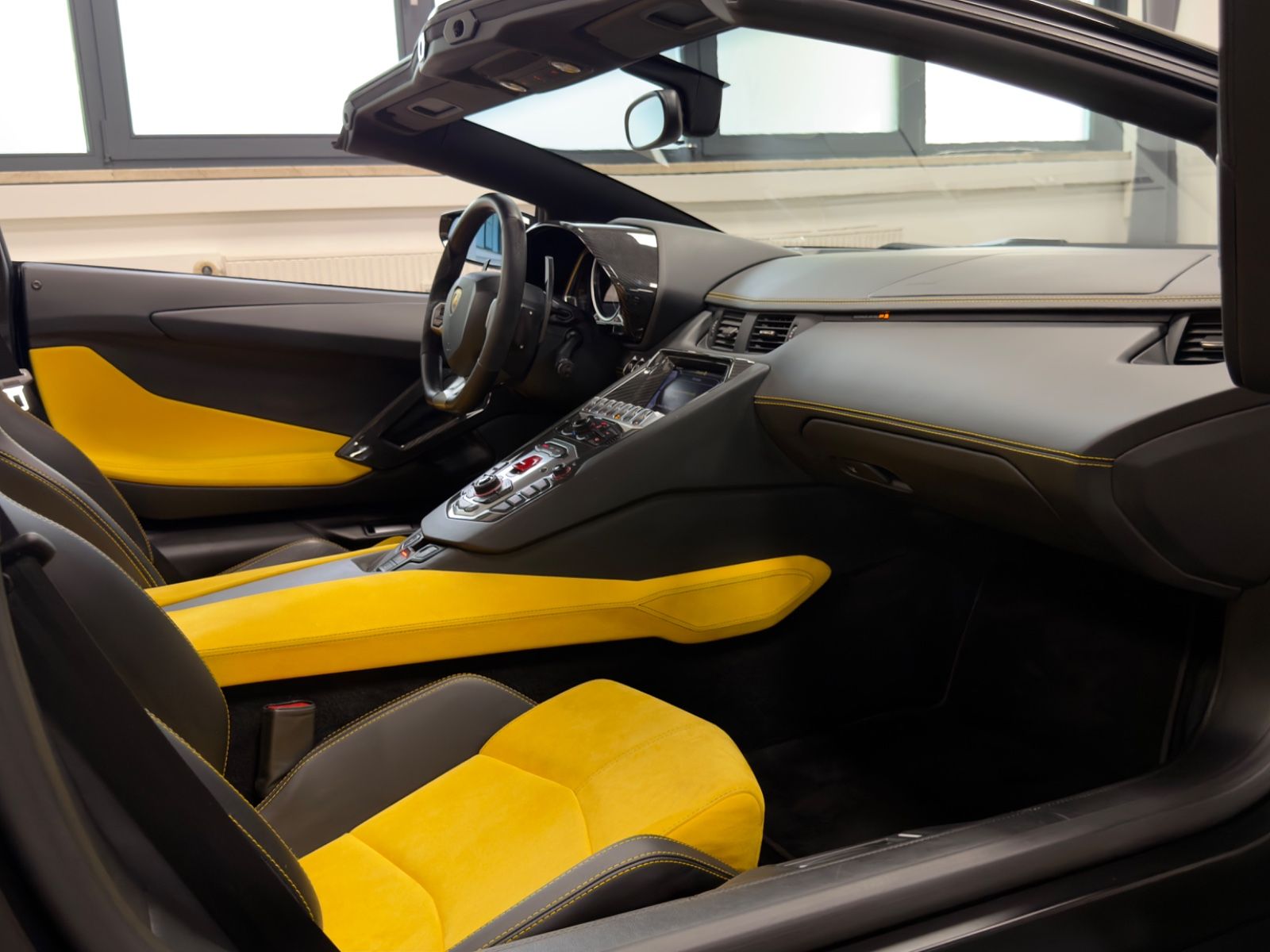 Fahrzeugabbildung Lamborghini AVENTADOR LP 700-4 ROADSTER NOVITEC EINZELSTÜCK!
