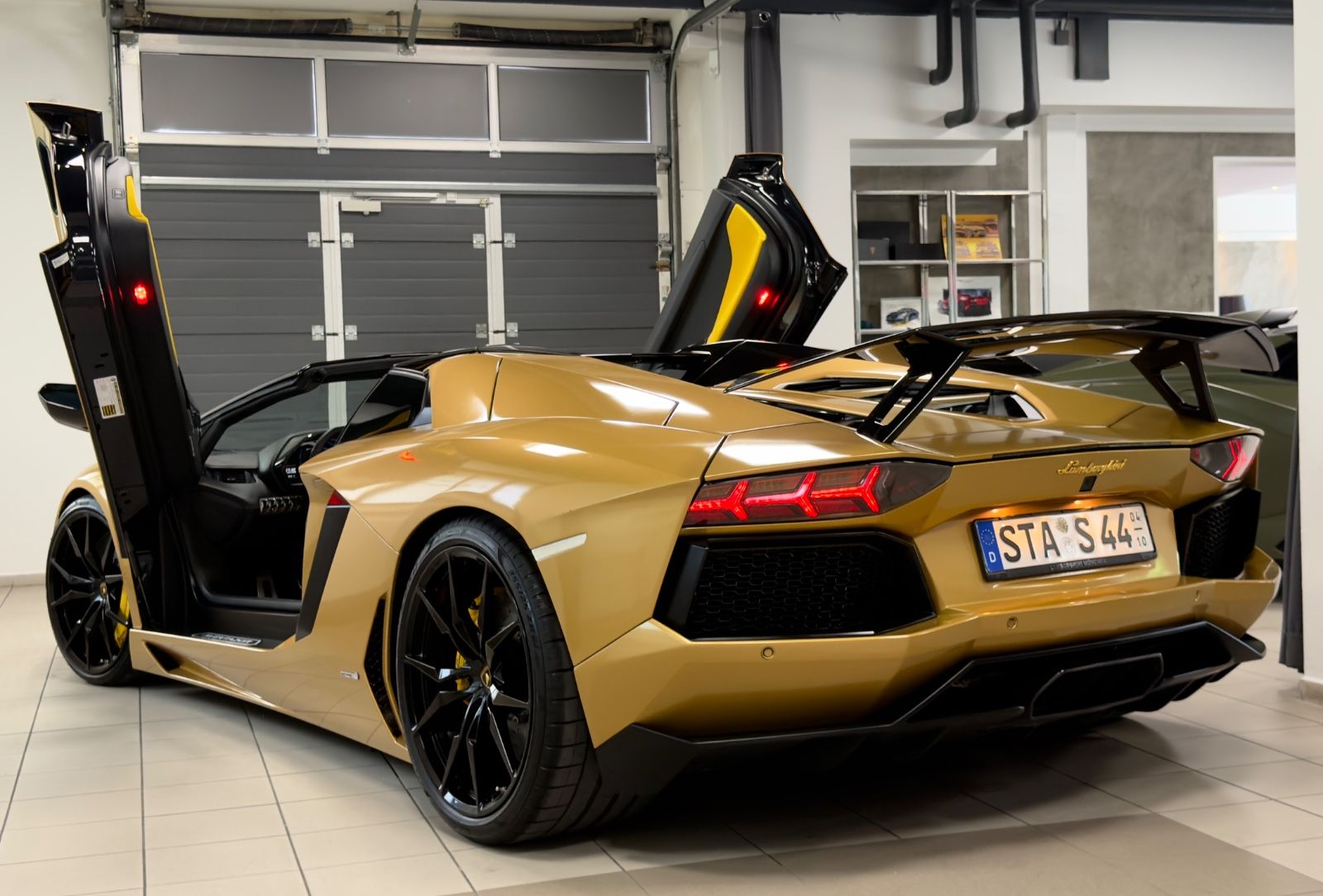 Fahrzeugabbildung Lamborghini AVENTADOR LP 700-4 ROADSTER NOVITEC EINZELSTÜCK!