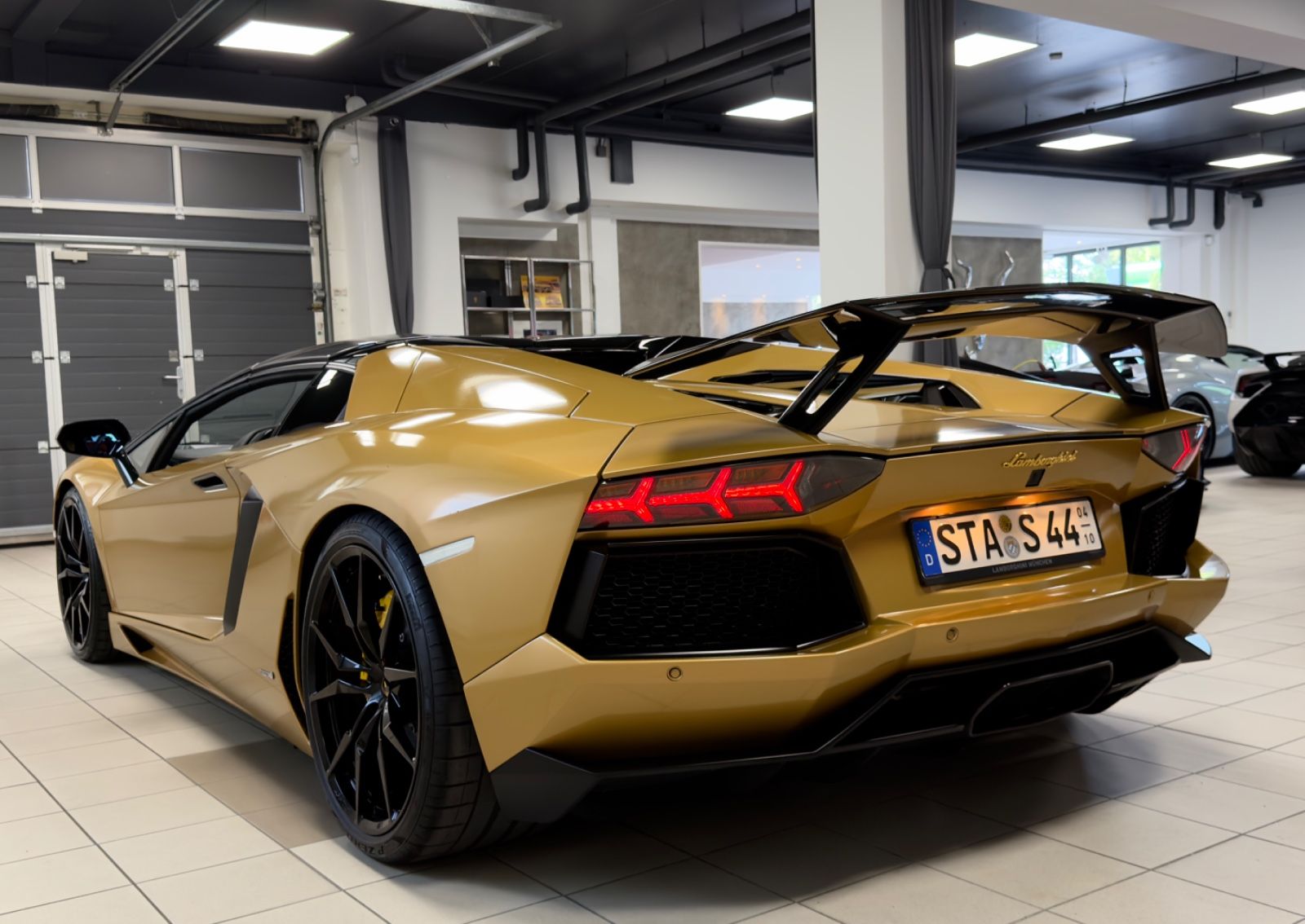 Fahrzeugabbildung Lamborghini AVENTADOR LP 700-4 ROADSTER NOVITEC EINZELSTÜCK!